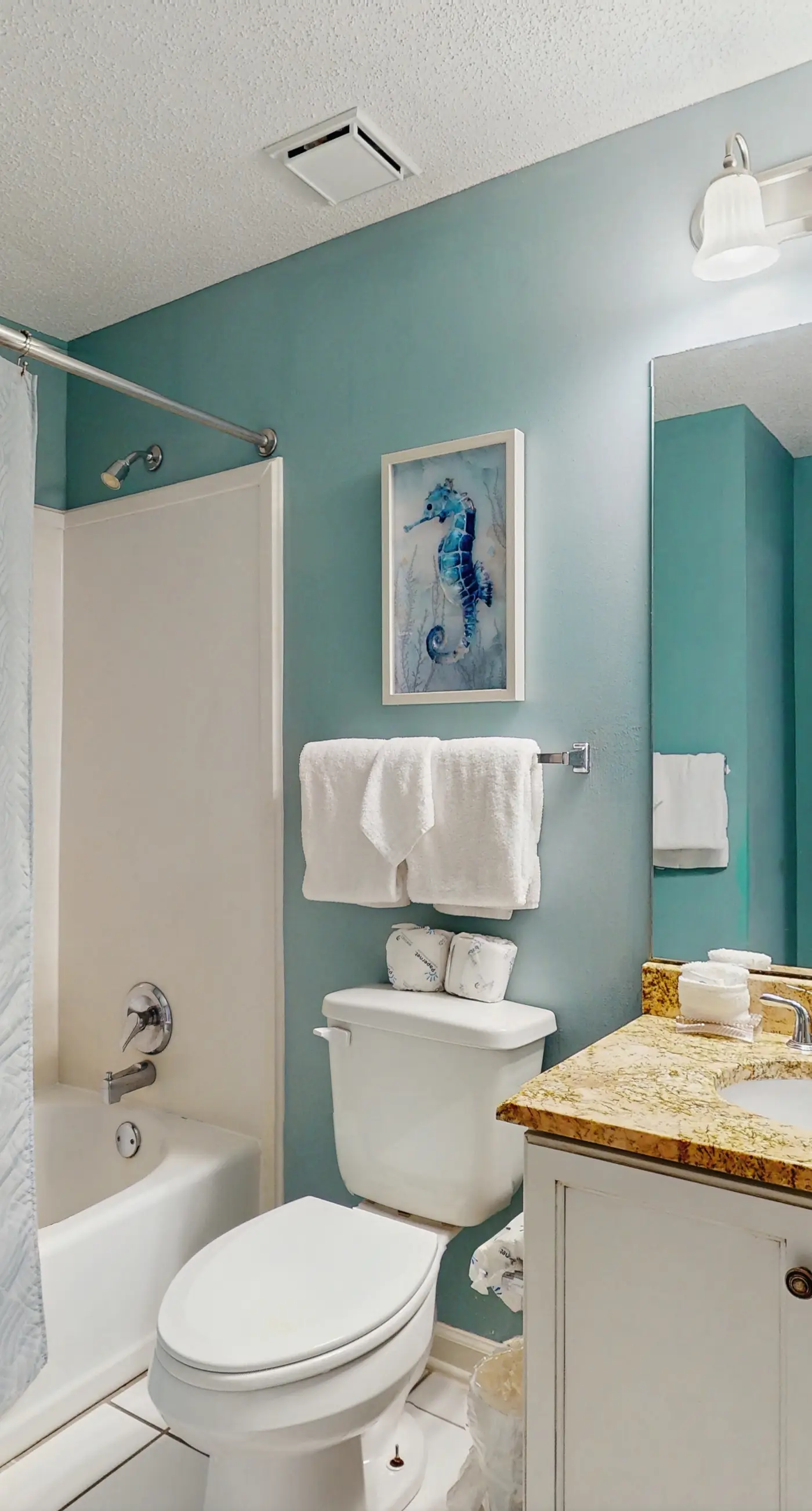 Beautiful Home Steps From the Bay with Shared Pool & Hot Tub & Free WiFi, Balcony