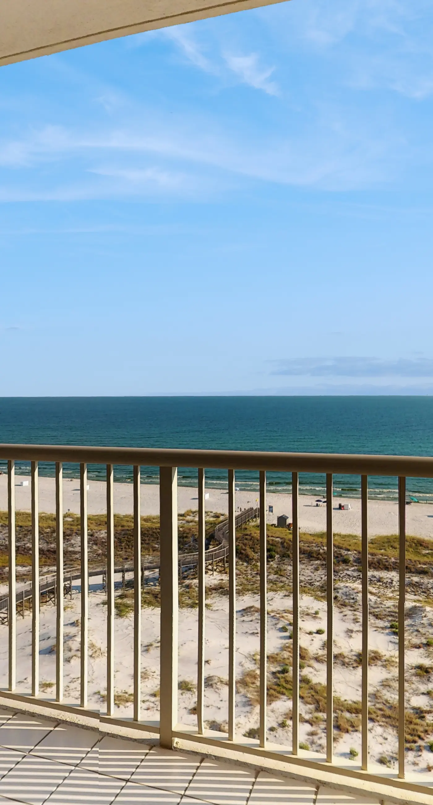 Beautiful Home Steps From the Bay with Shared Pool & Hot Tub & Free WiFi, Balcony