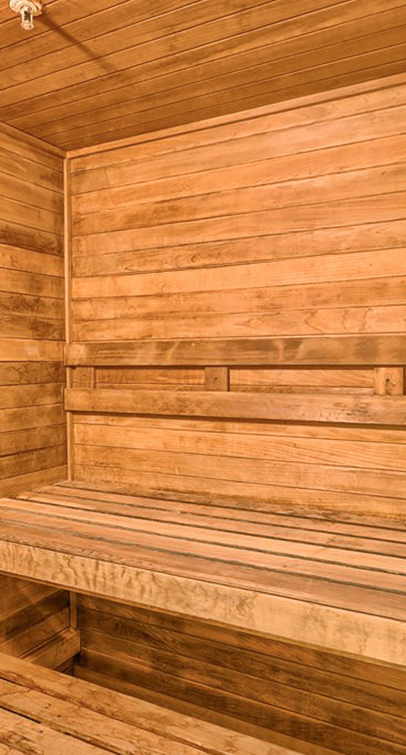 Beautiful Home Steps From the Bay with Shared Pool & Hot Tub & Free WiFi, Balcony