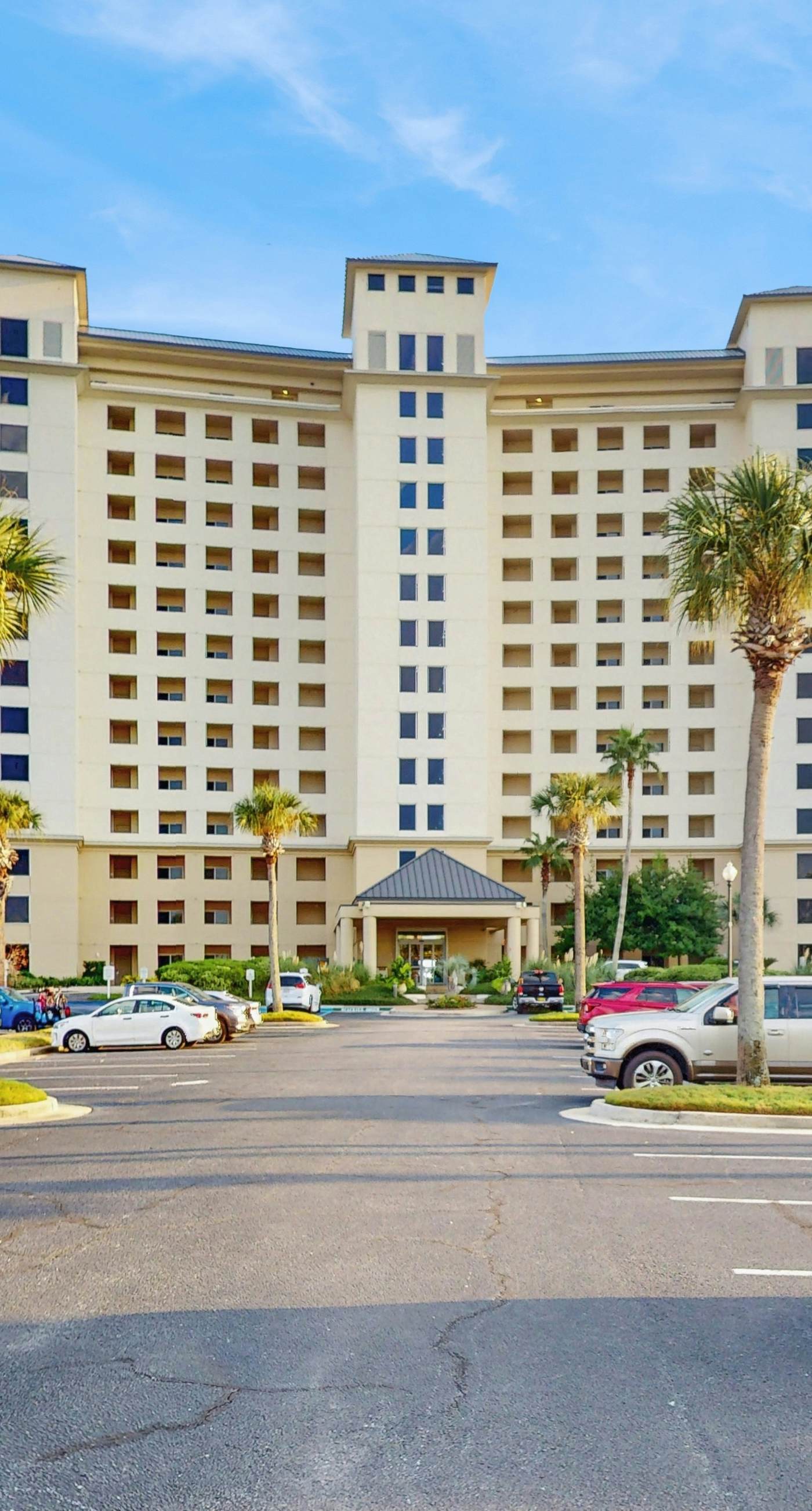 Beautiful Home Steps From the Bay with Shared Pool & Hot Tub & Free WiFi, Balcony