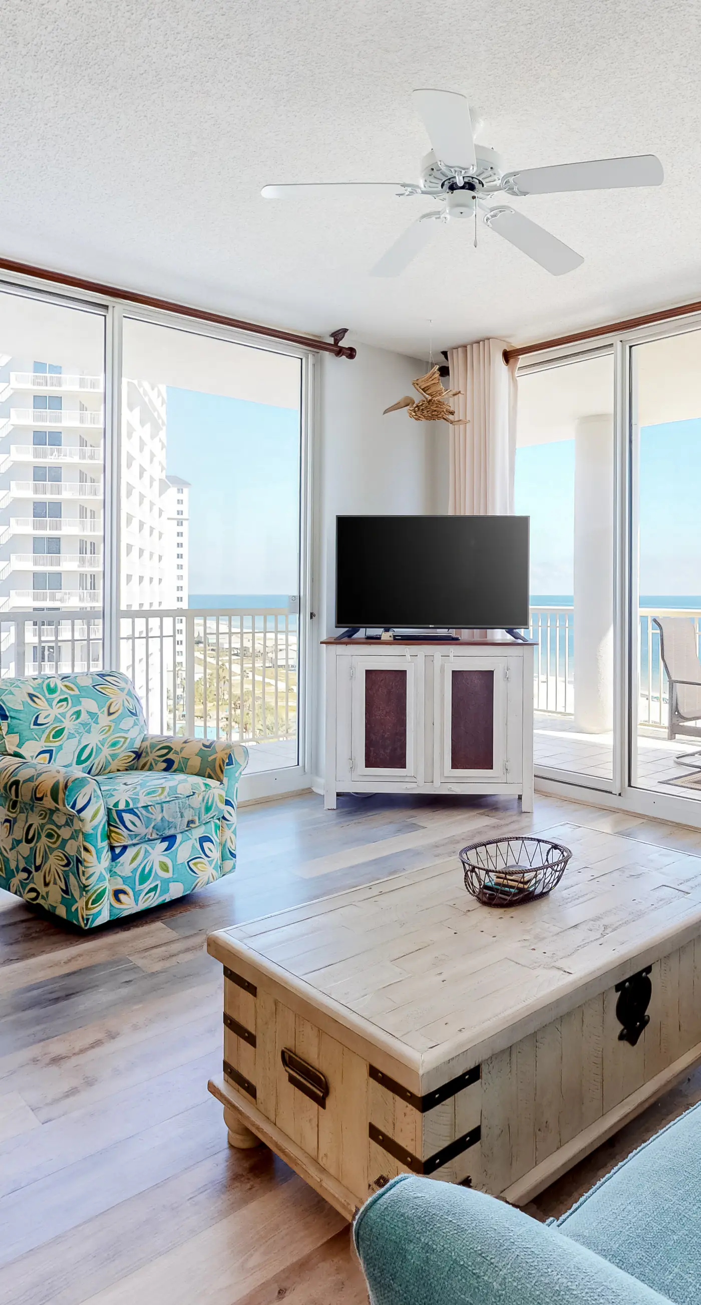 Lovely Condo on 11th Floor with Shared Pool, Hot Tub, Sauna, Balcony, Free WiFi