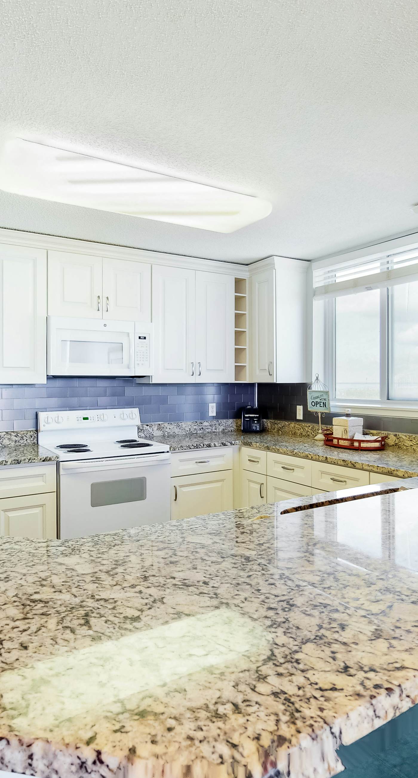 Lovely Condo on 11th Floor with Shared Pool, Hot Tub, Sauna, Balcony, Free WiFi