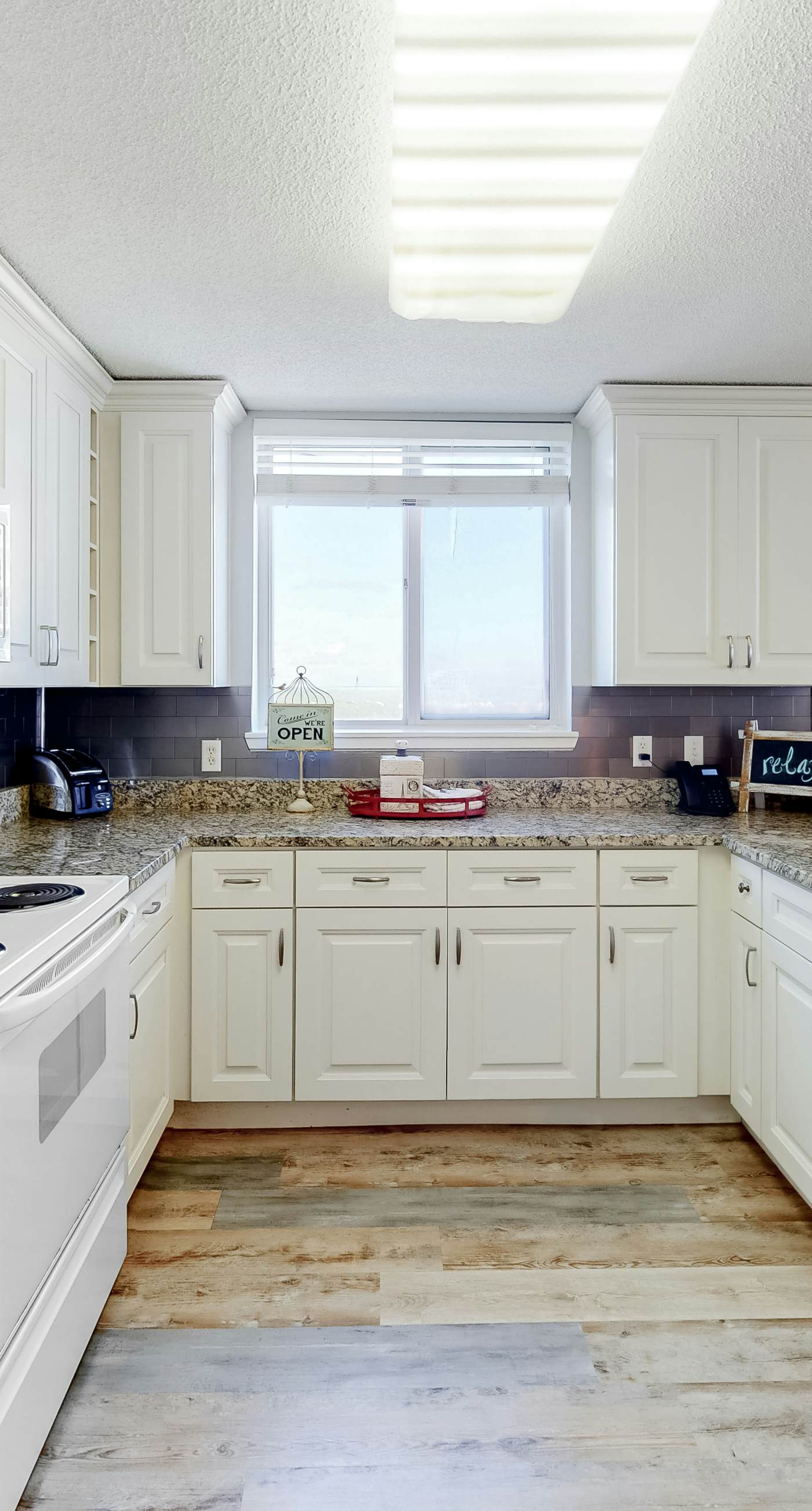 Lovely Condo on 11th Floor with Shared Pool, Hot Tub, Sauna, Balcony, Free WiFi