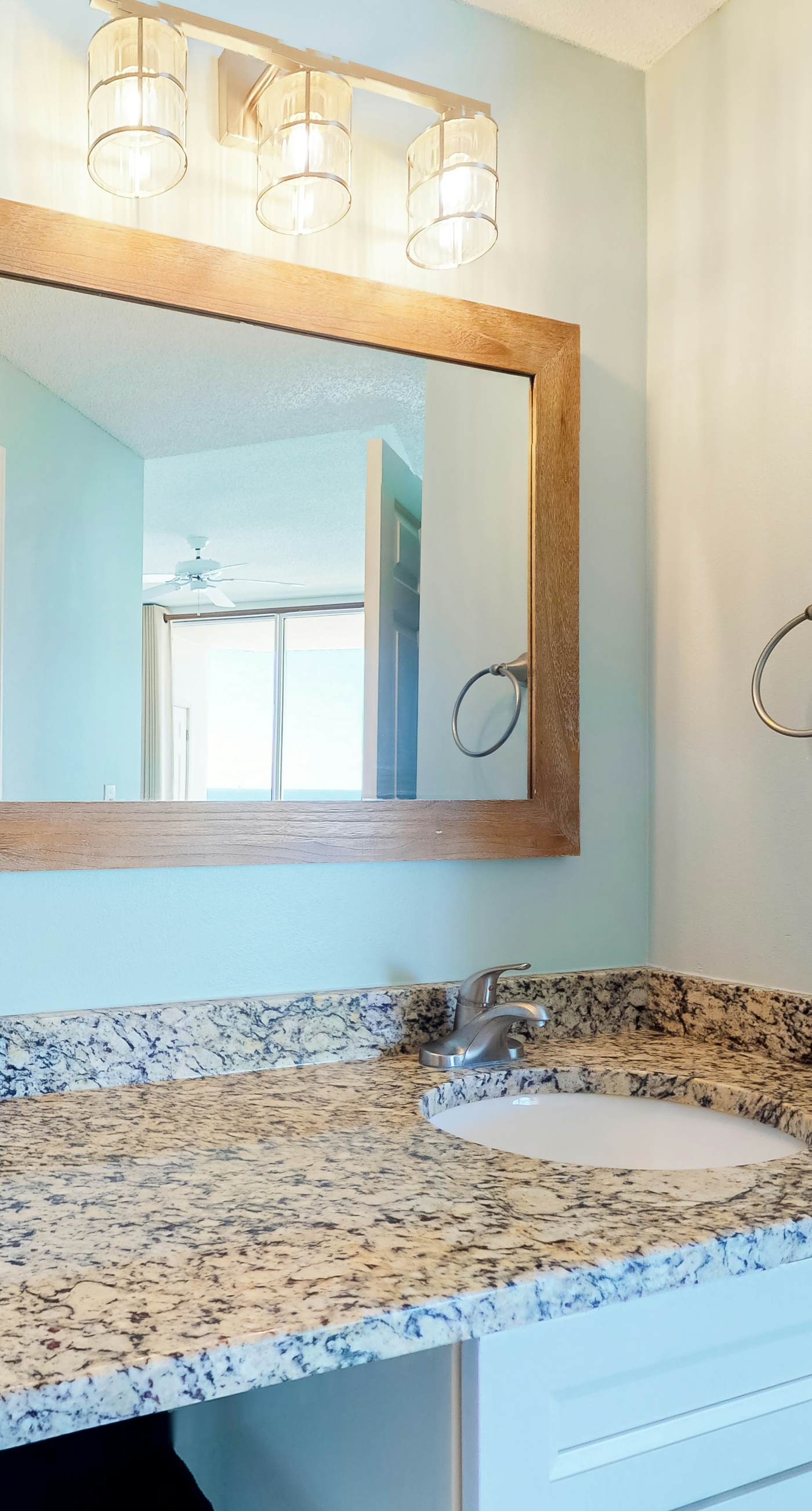 Lovely Condo on 11th Floor with Shared Pool, Hot Tub, Sauna, Balcony, Free WiFi