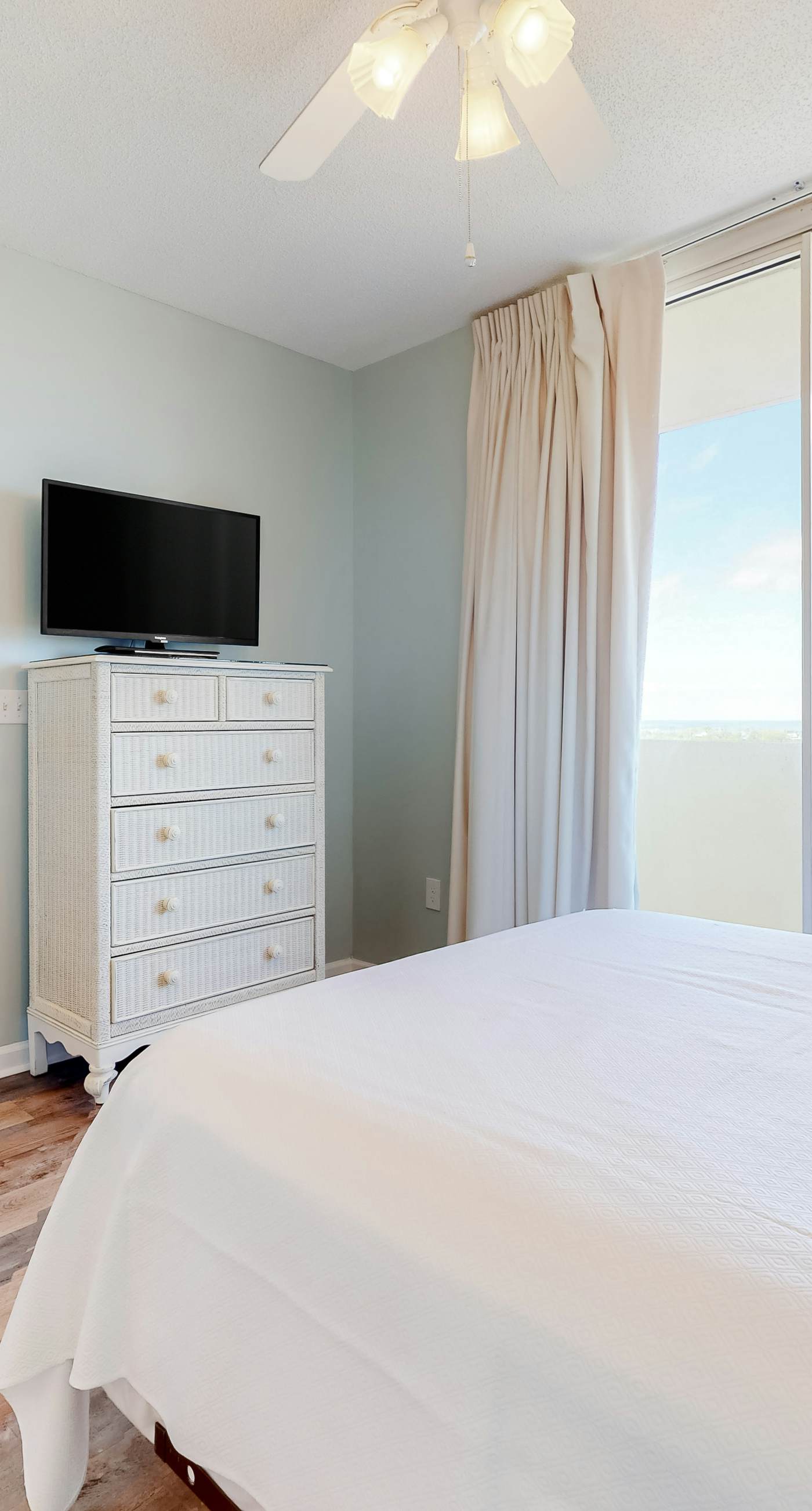 Lovely Condo on 11th Floor with Shared Pool, Hot Tub, Sauna, Balcony, Free WiFi