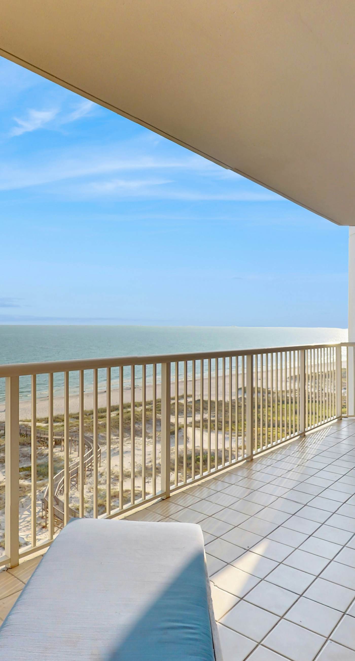 Charming home overlooking the water with hot tub, pool & sauna - near dining