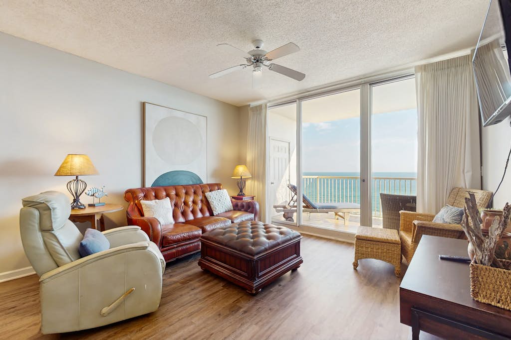 Charming home overlooking the water with hot tub, pool & sauna - near dining