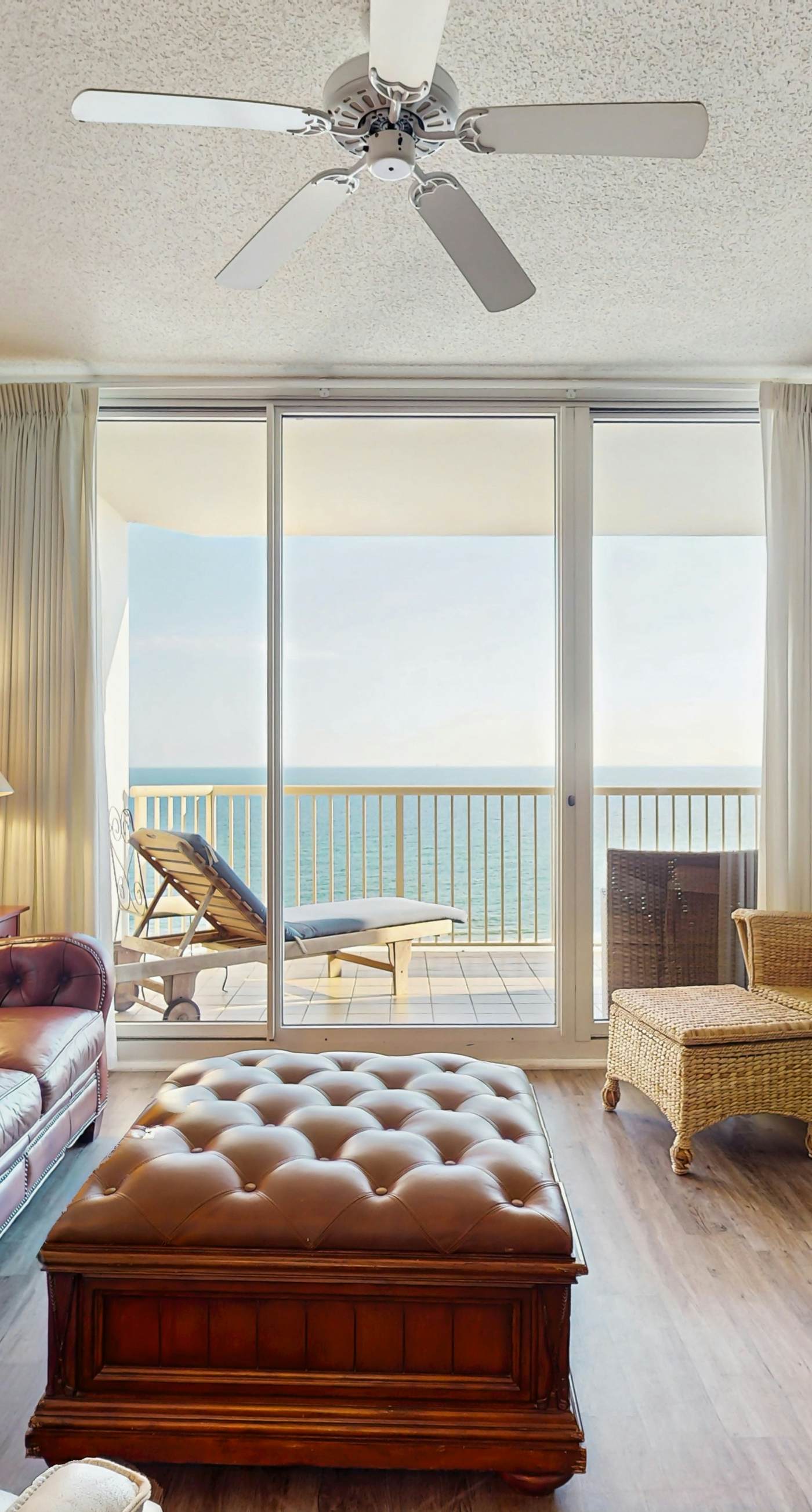 Charming home overlooking the water with hot tub, pool & sauna - near dining