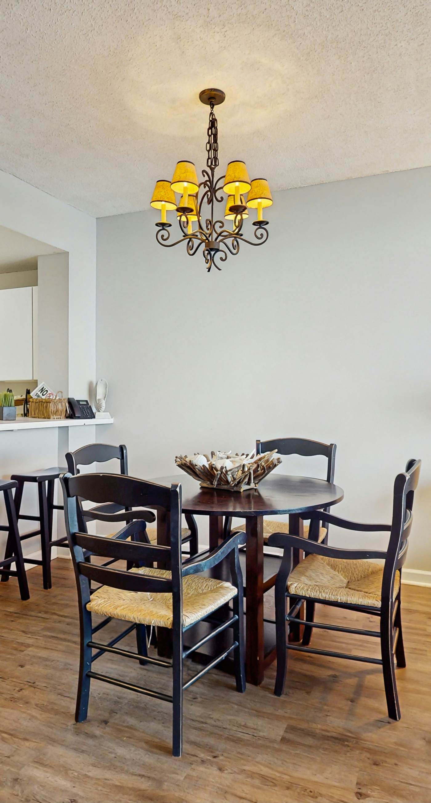 Charming home overlooking the water with hot tub, pool & sauna - near dining