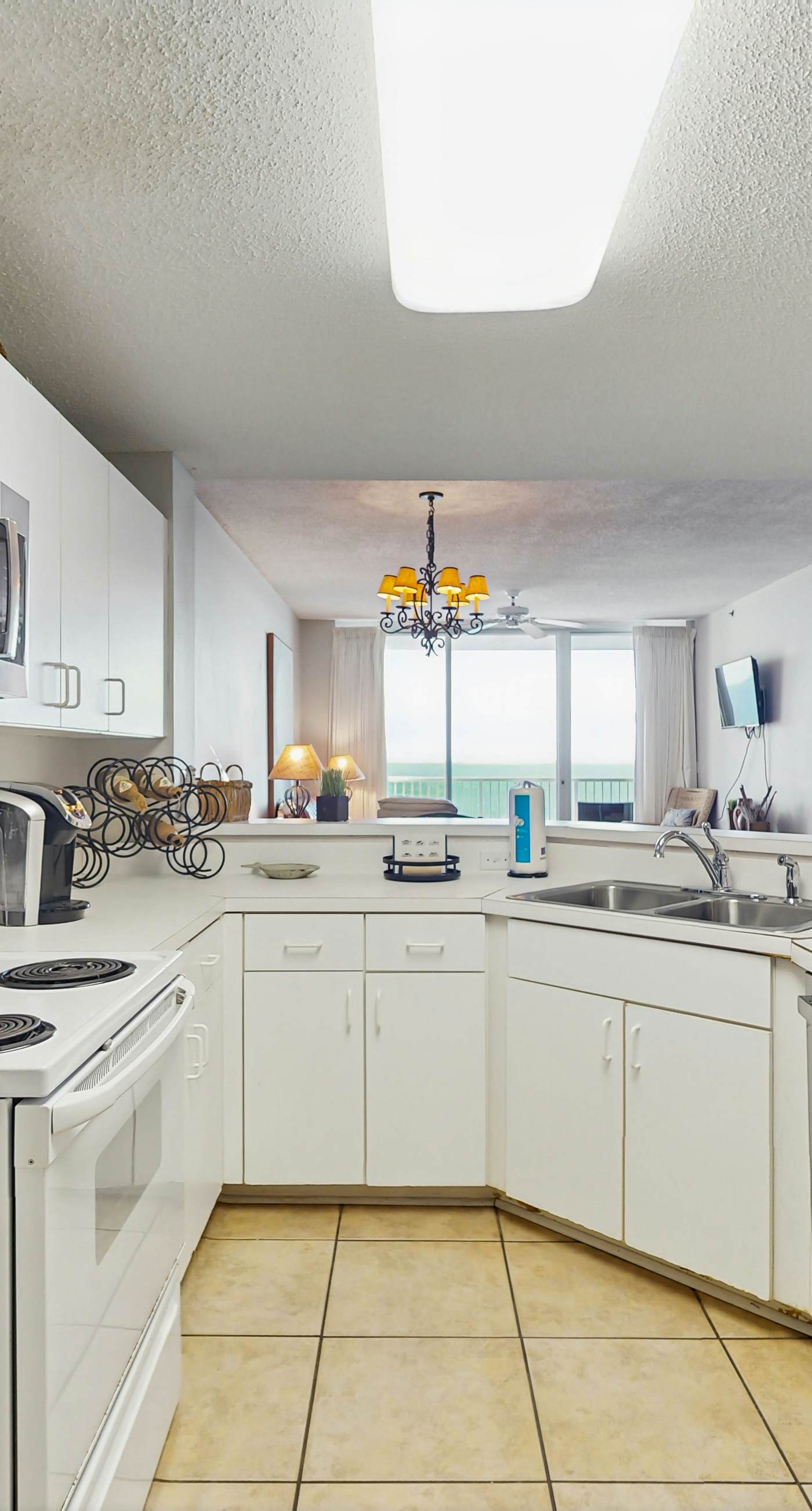 Charming home overlooking the water with hot tub, pool & sauna - near dining