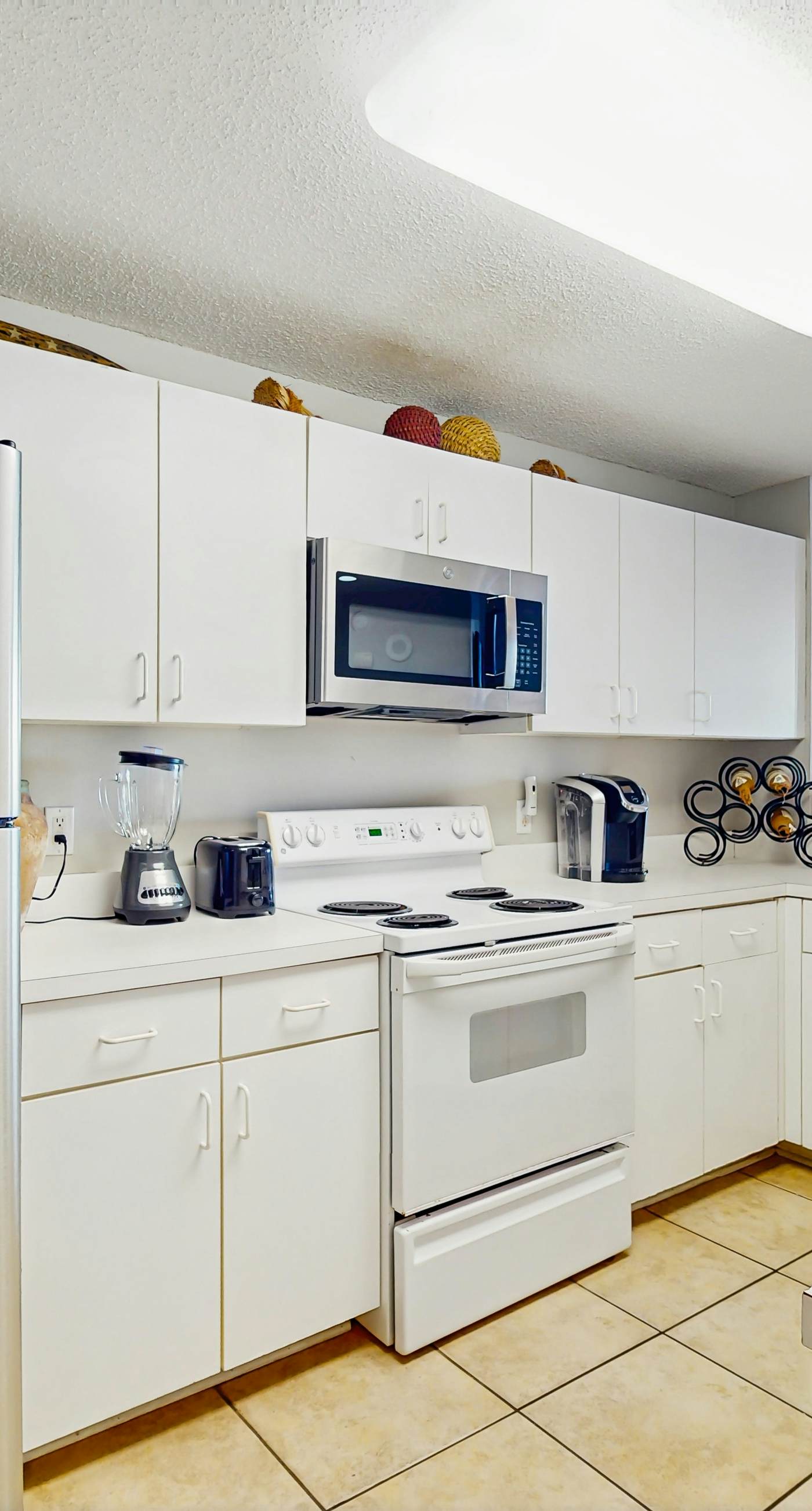 Charming home overlooking the water with hot tub, pool & sauna - near dining