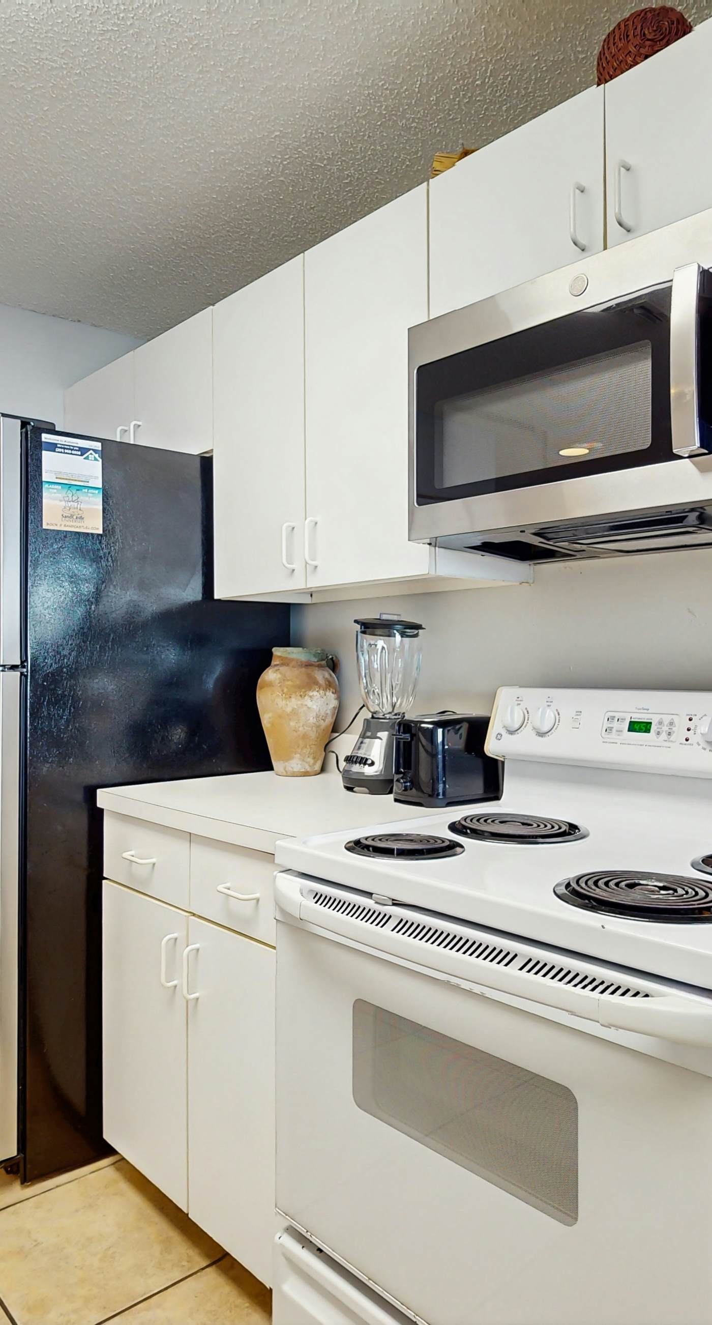 Charming home overlooking the water with hot tub, pool & sauna - near dining