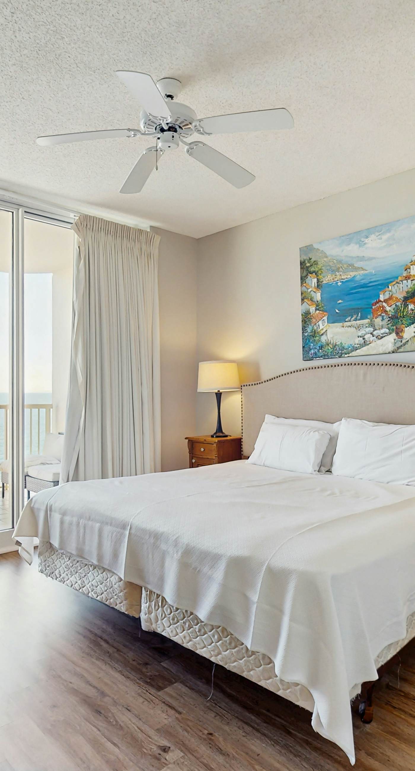 Charming home overlooking the water with hot tub, pool & sauna - near dining