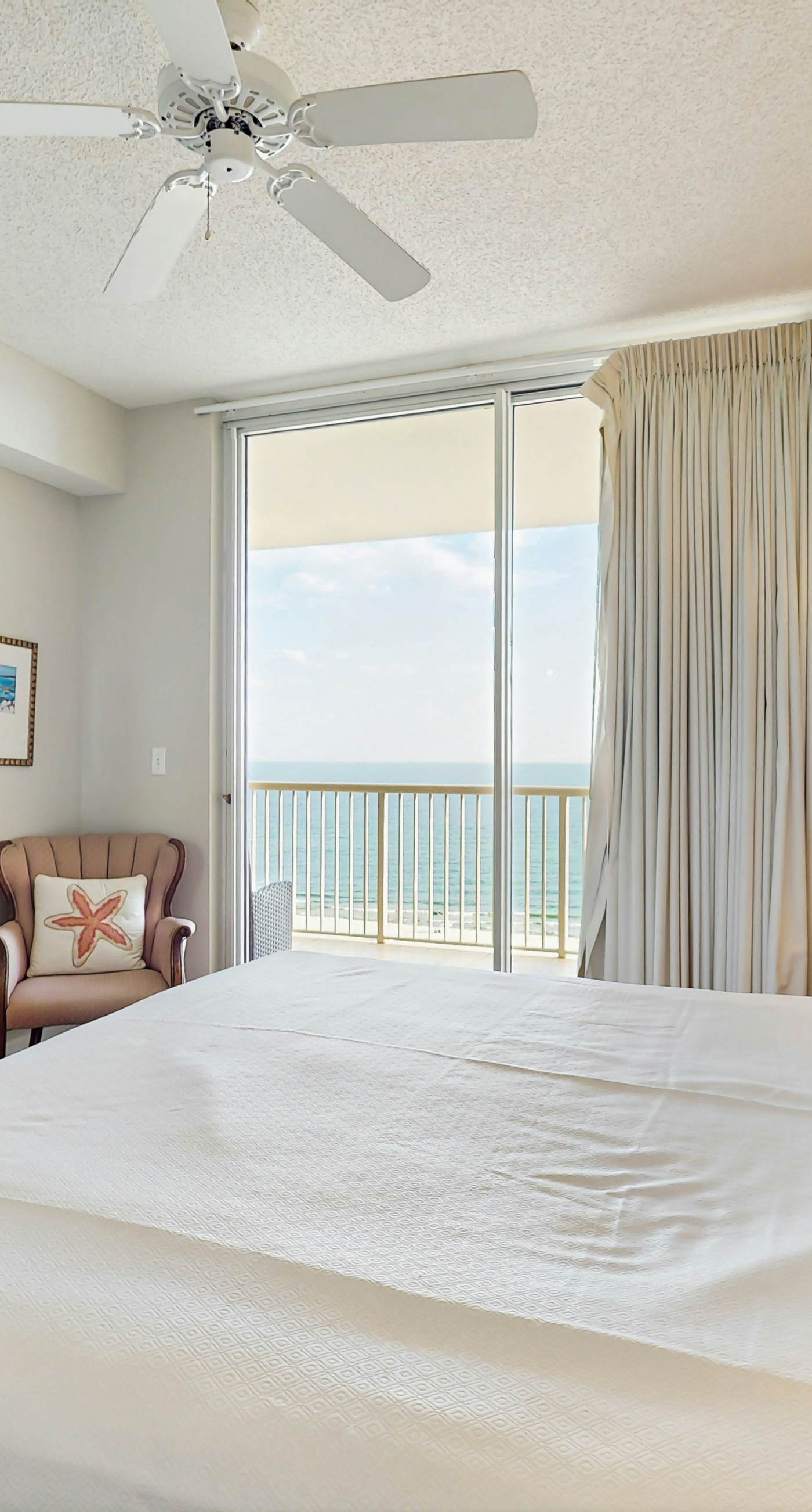 Charming home overlooking the water with hot tub, pool & sauna - near dining