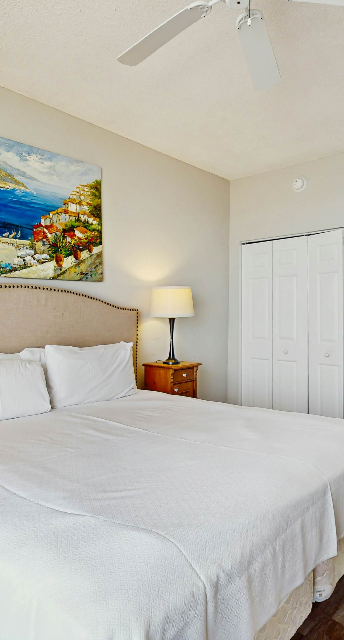 Charming home overlooking the water with hot tub, pool & sauna - near dining