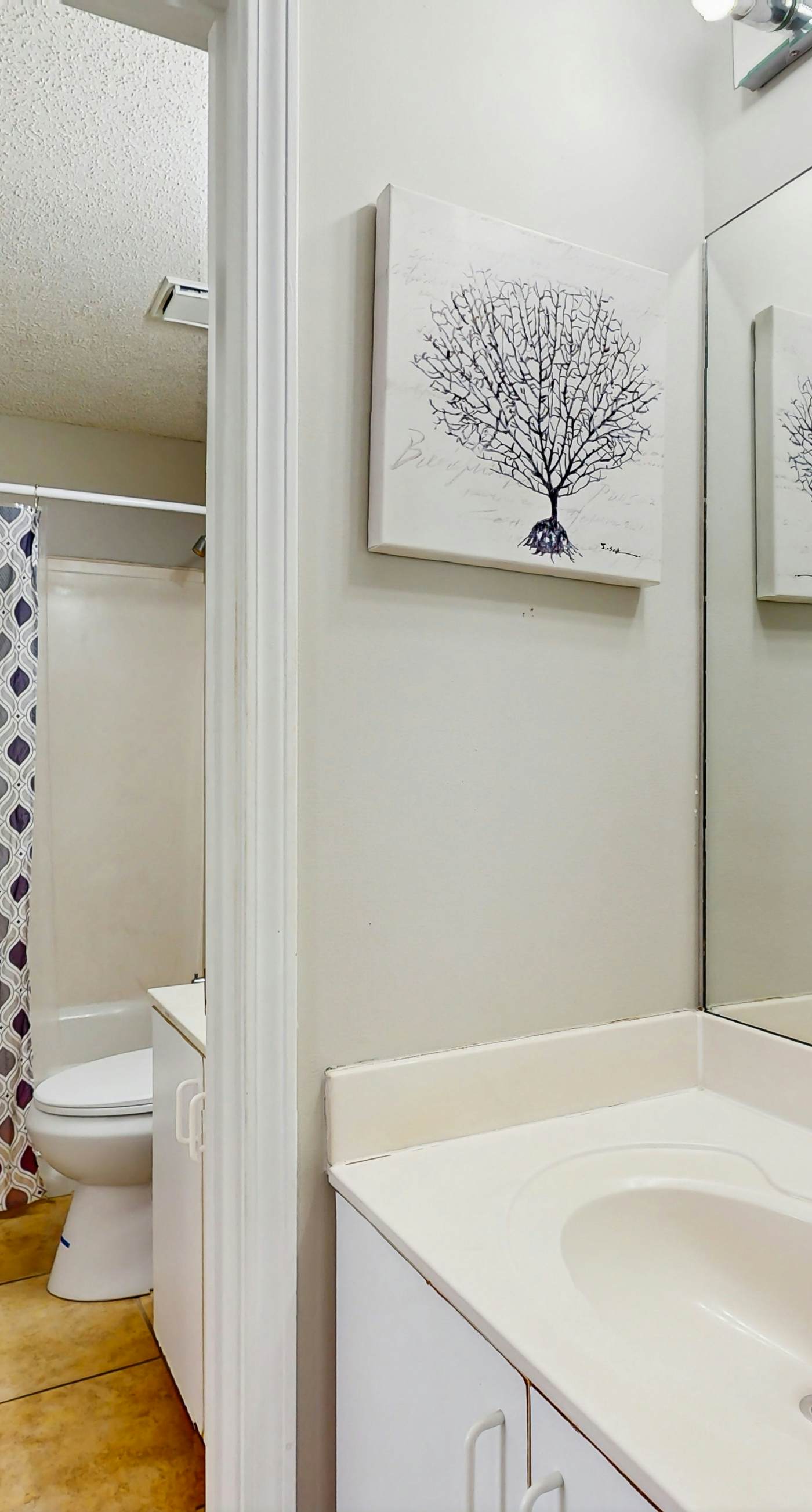 Charming home overlooking the water with hot tub, pool & sauna - near dining