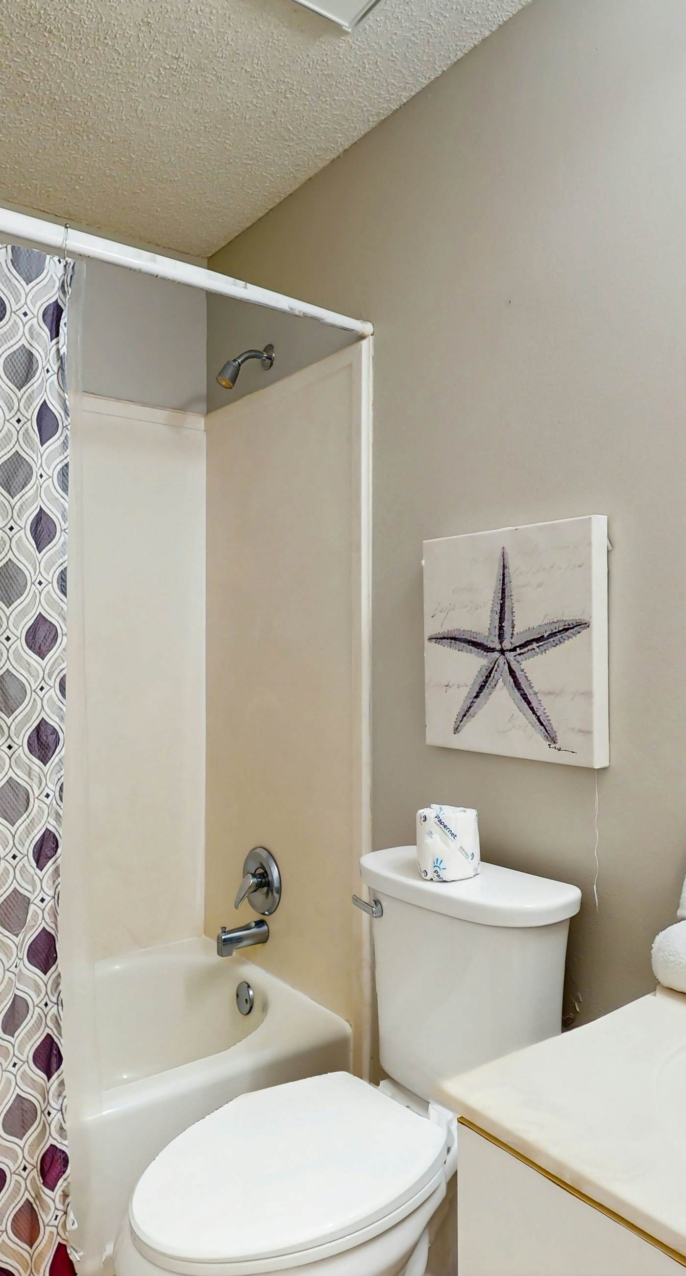 Charming home overlooking the water with hot tub, pool & sauna - near dining