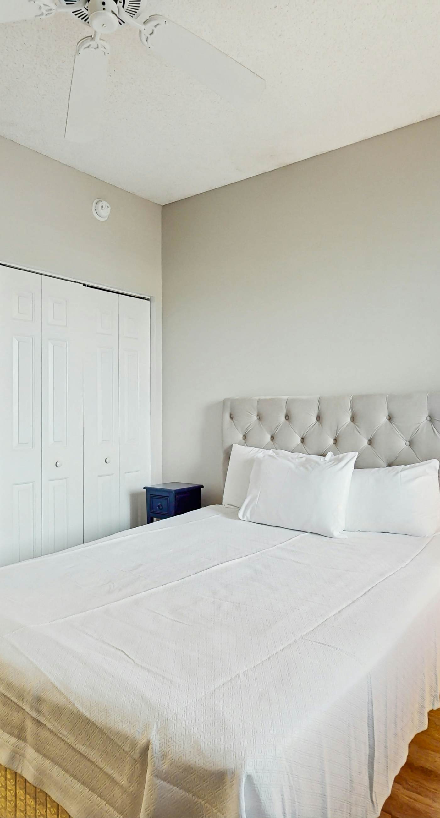 Charming home overlooking the water with hot tub, pool & sauna - near dining