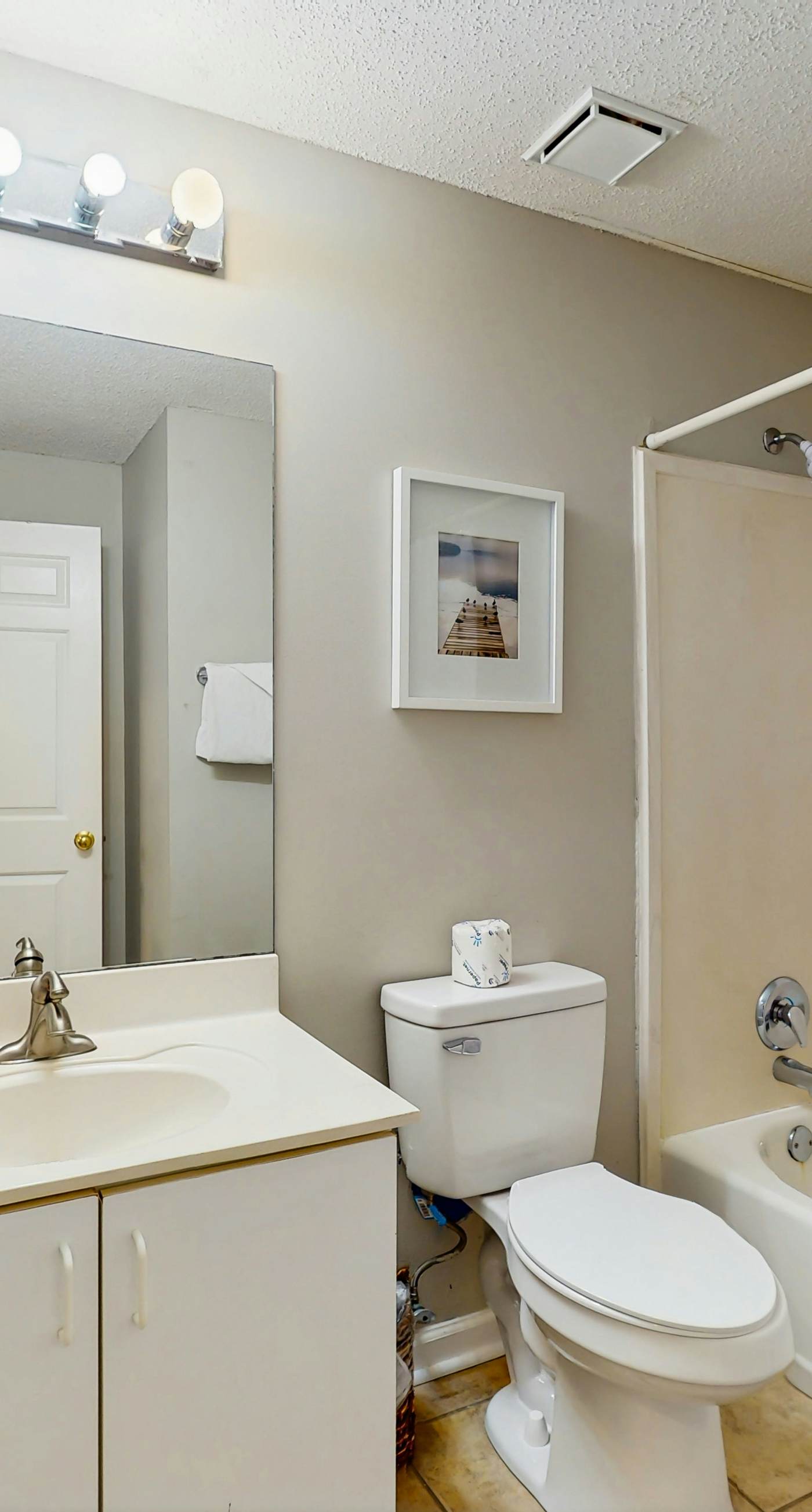 Charming home overlooking the water with hot tub, pool & sauna - near dining