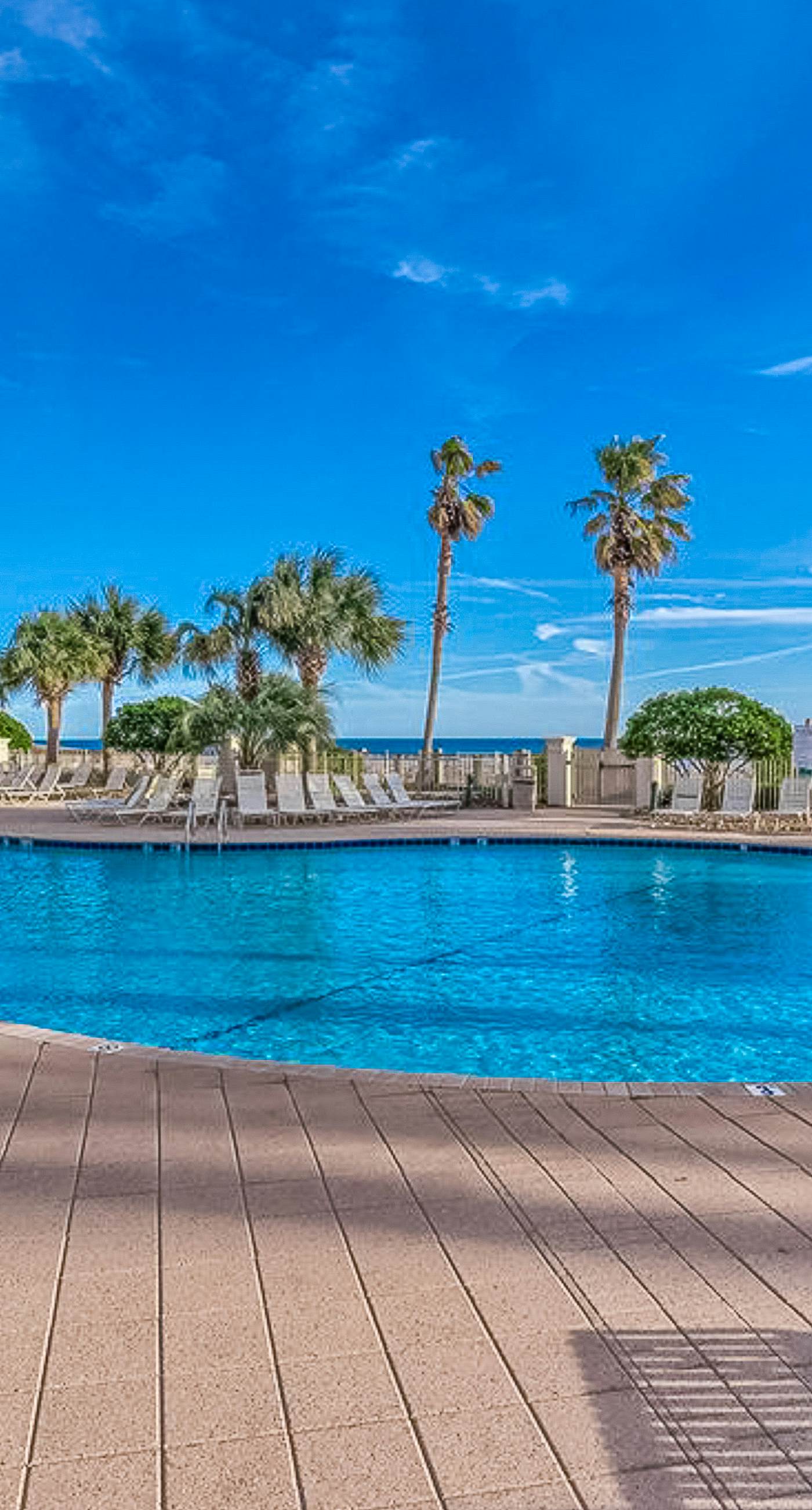 Charming home overlooking the water with hot tub, pool & sauna - near dining