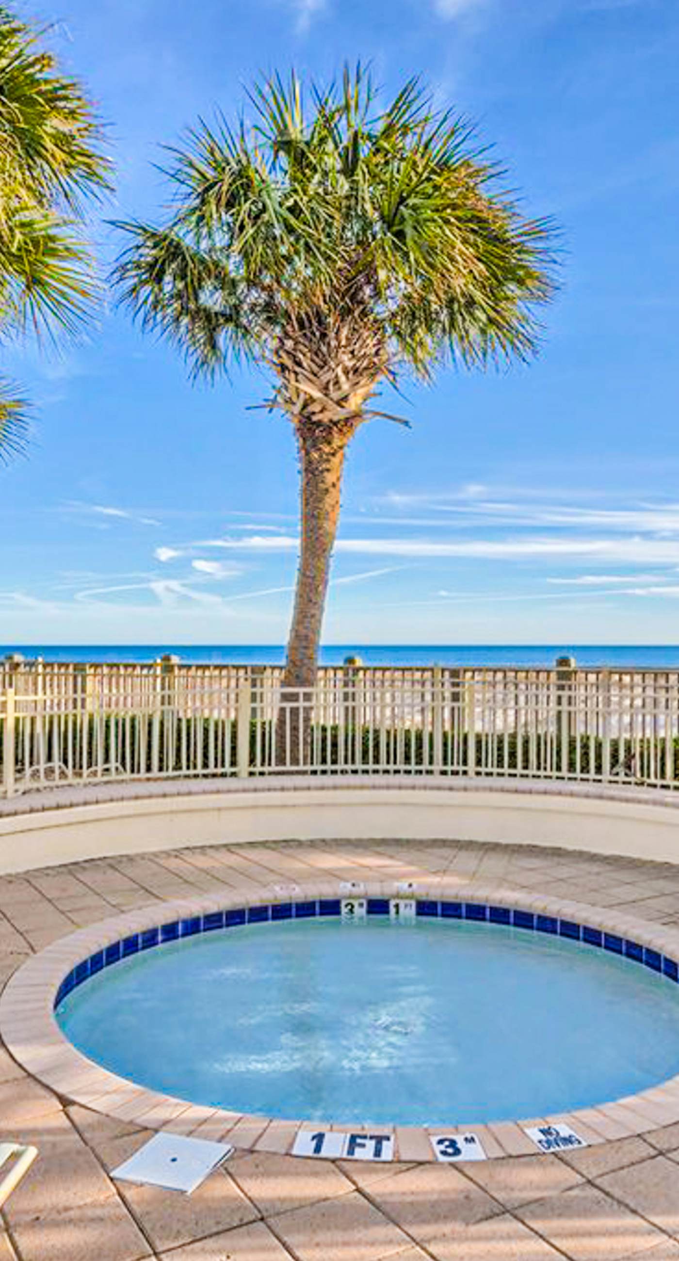 Charming home overlooking the water with hot tub, pool & sauna - near dining