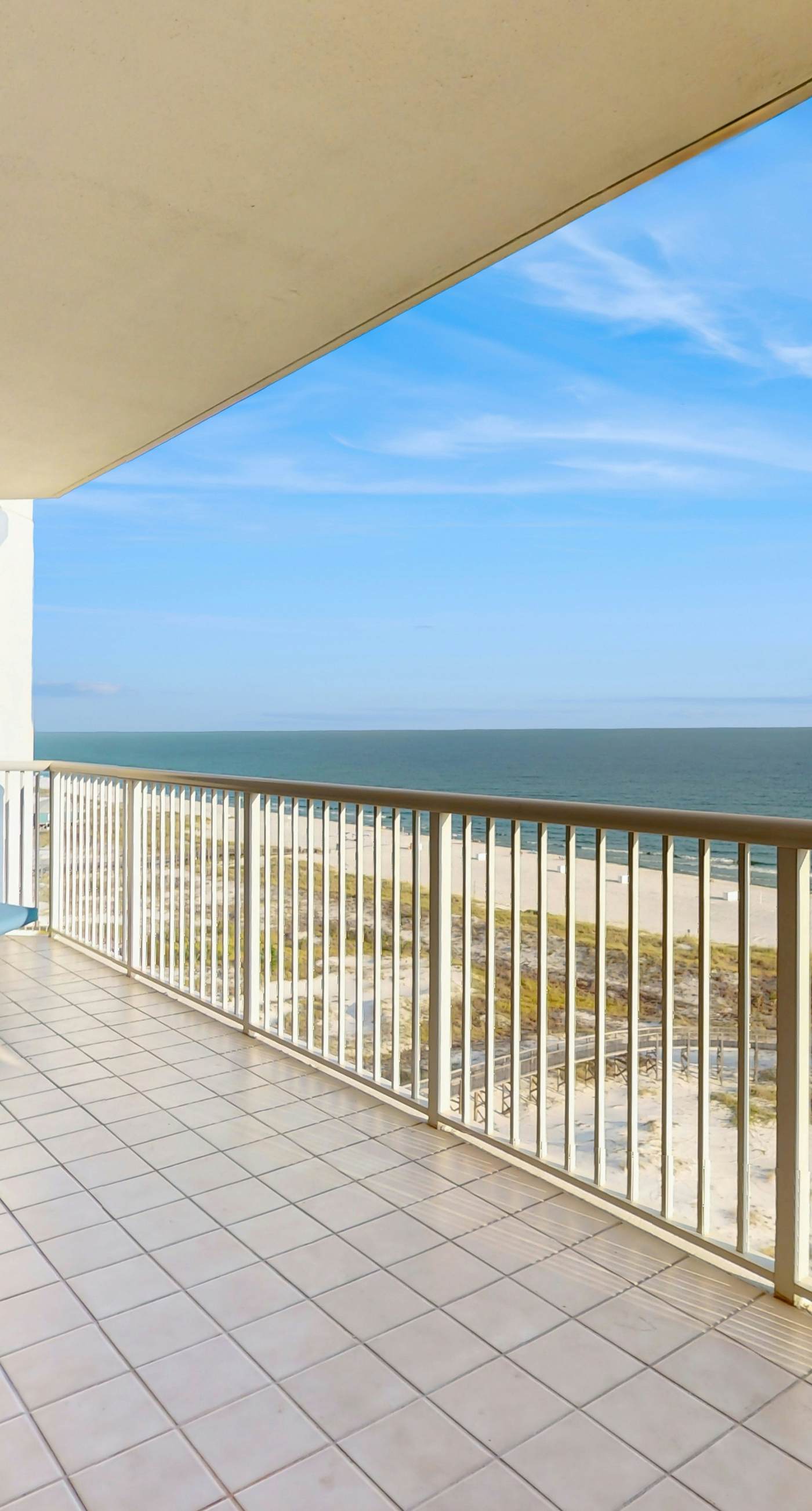 Charming home overlooking the water with hot tub, pool & sauna - near dining