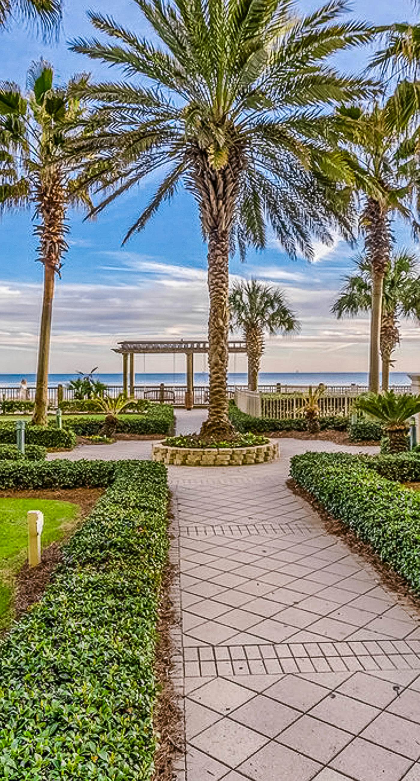 Charming home overlooking the water with hot tub, pool & sauna - near dining