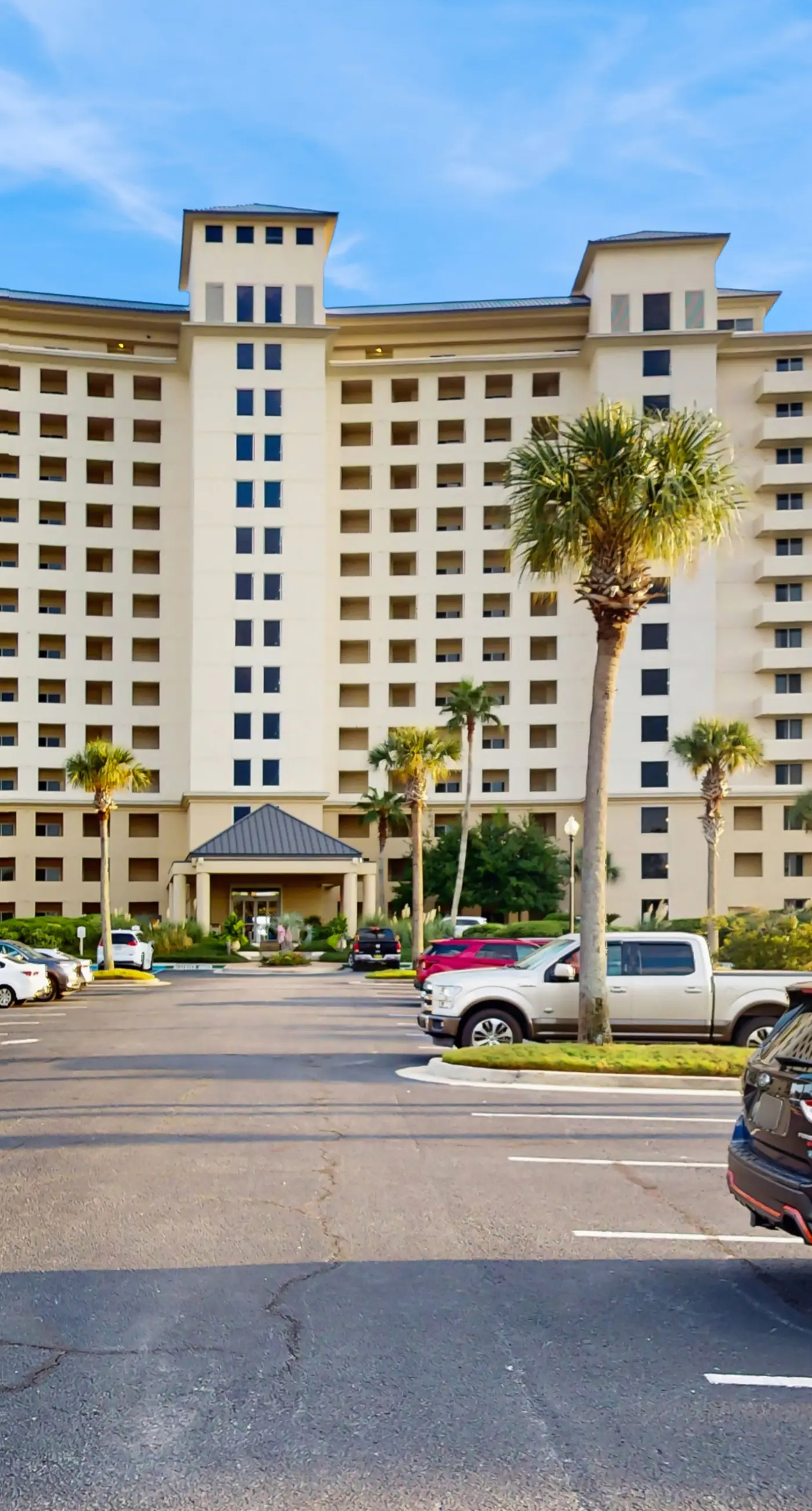 Charming home overlooking the water with hot tub, pool & sauna - near dining