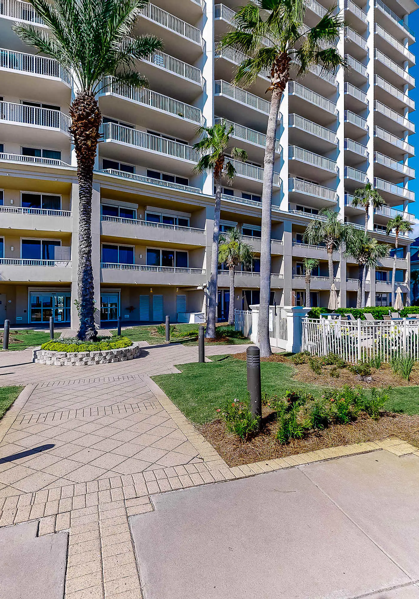 Charming home overlooking the water with hot tub, pool & sauna - near dining