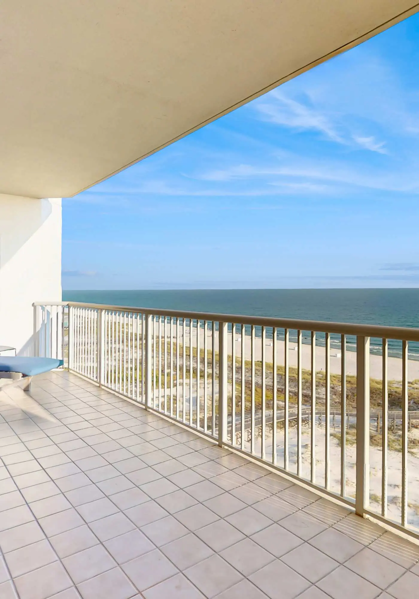 Charming home overlooking the water with hot tub, pool & sauna - near dining