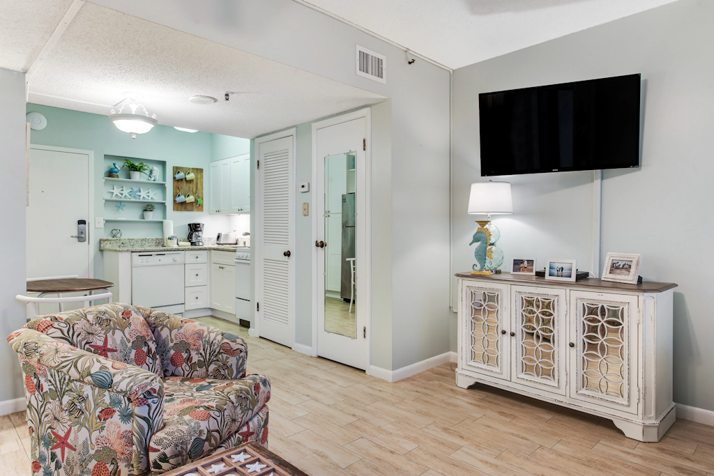 Fifth floor oceanfront studio with central AC, WiFi, pools and gym