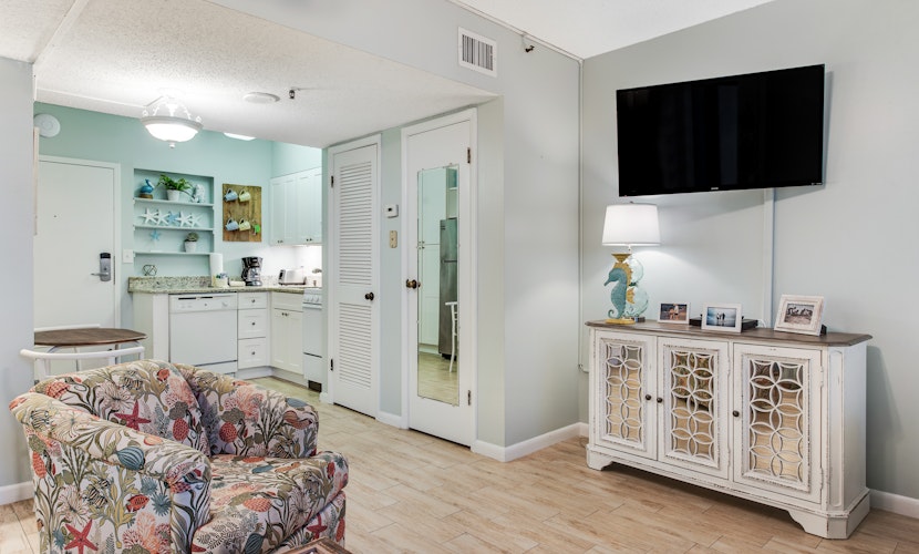 Fifth floor oceanfront studio with central AC, WiFi, pools and gym