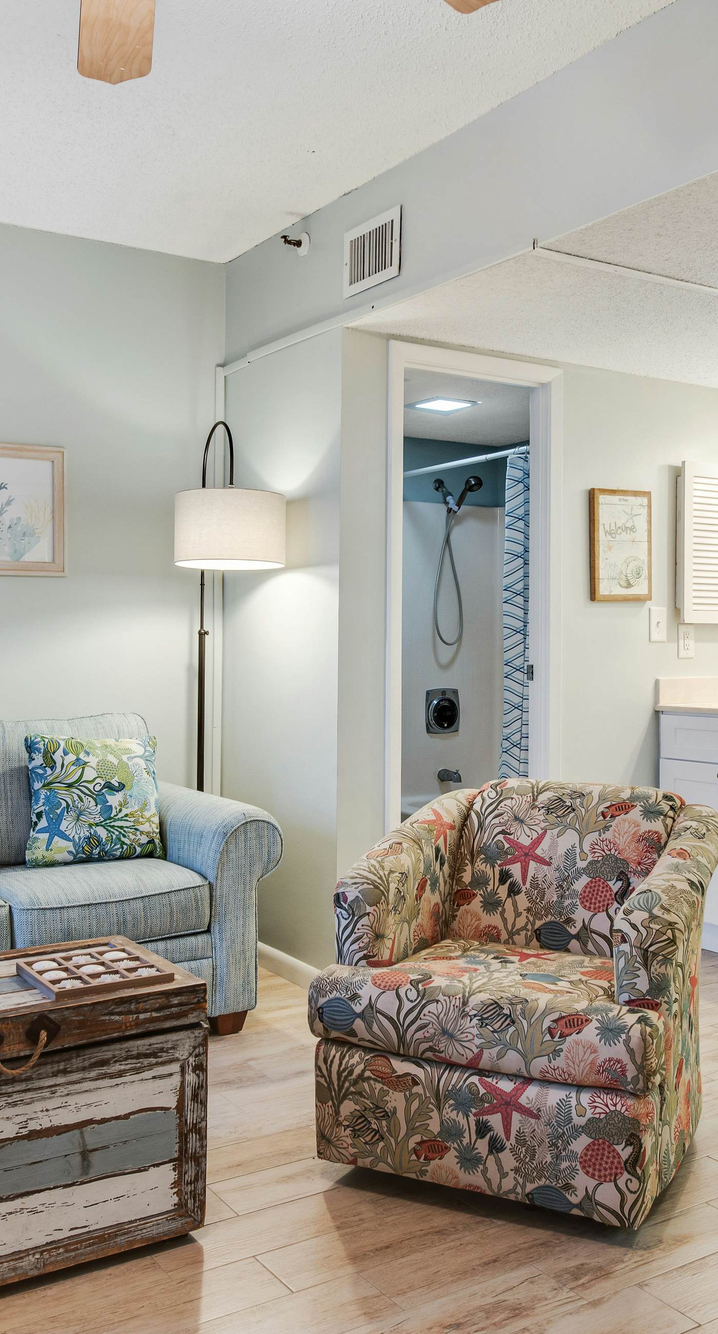 Fifth floor oceanfront studio with central AC, WiFi, pools and gym