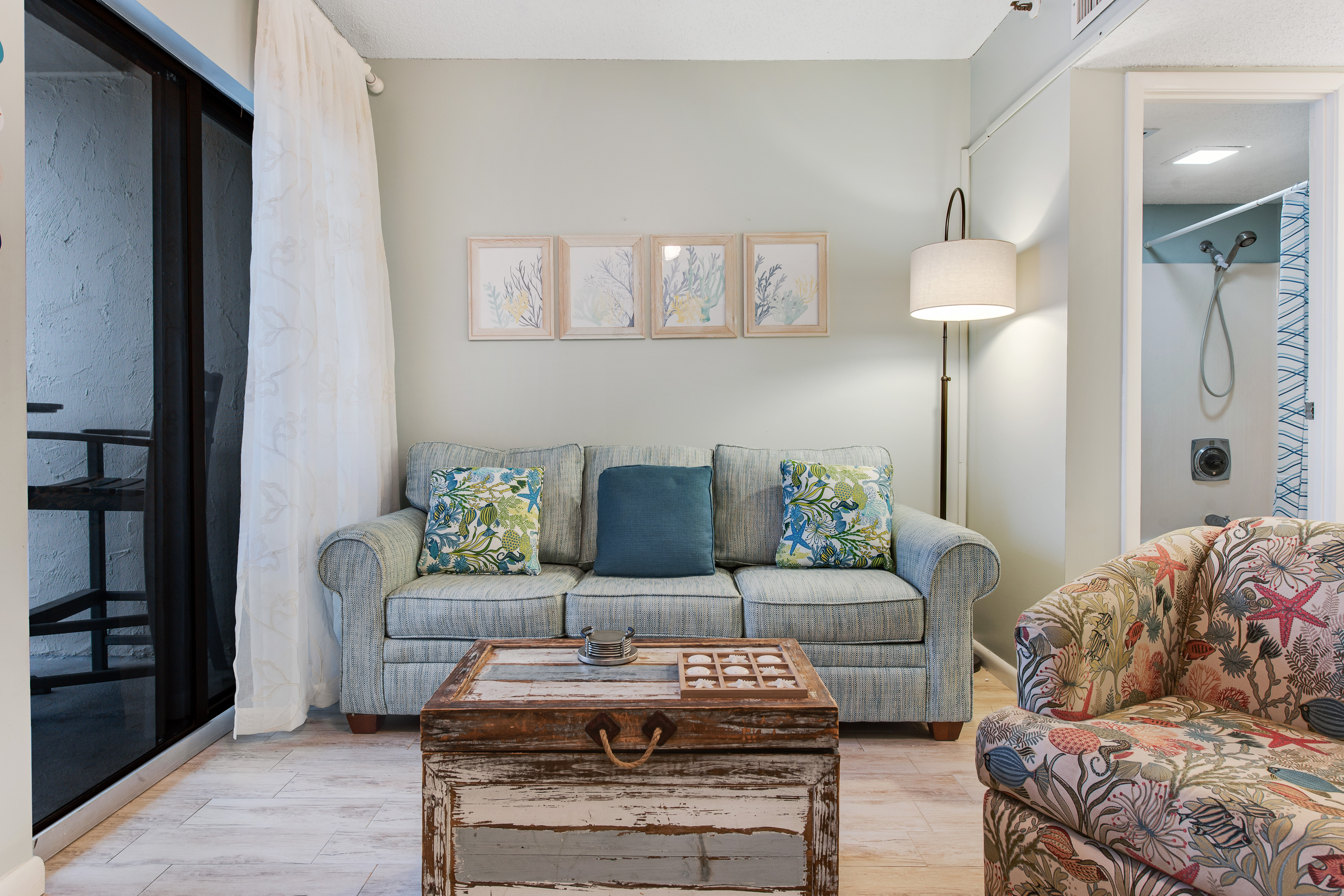 Fifth floor oceanfront studio with central AC, WiFi, pools and gym