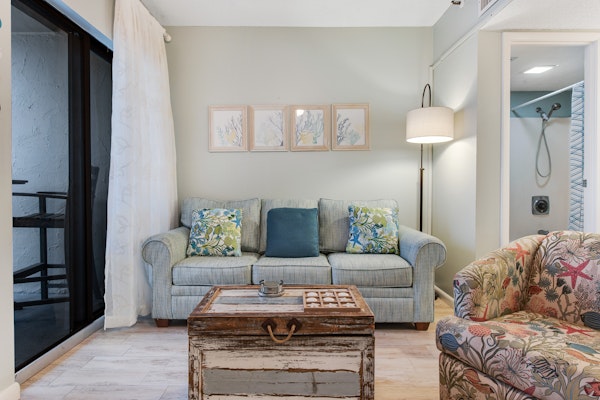 Fifth floor oceanfront studio with central AC, WiFi, pools and gym