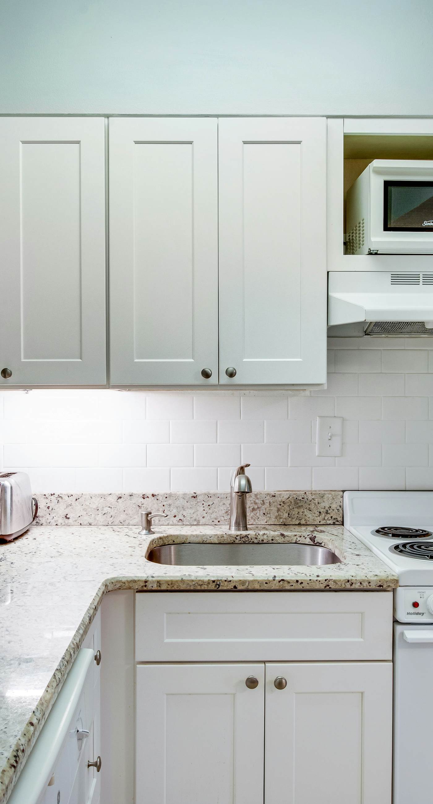 Fifth floor oceanfront studio with central AC, WiFi, pools and gym