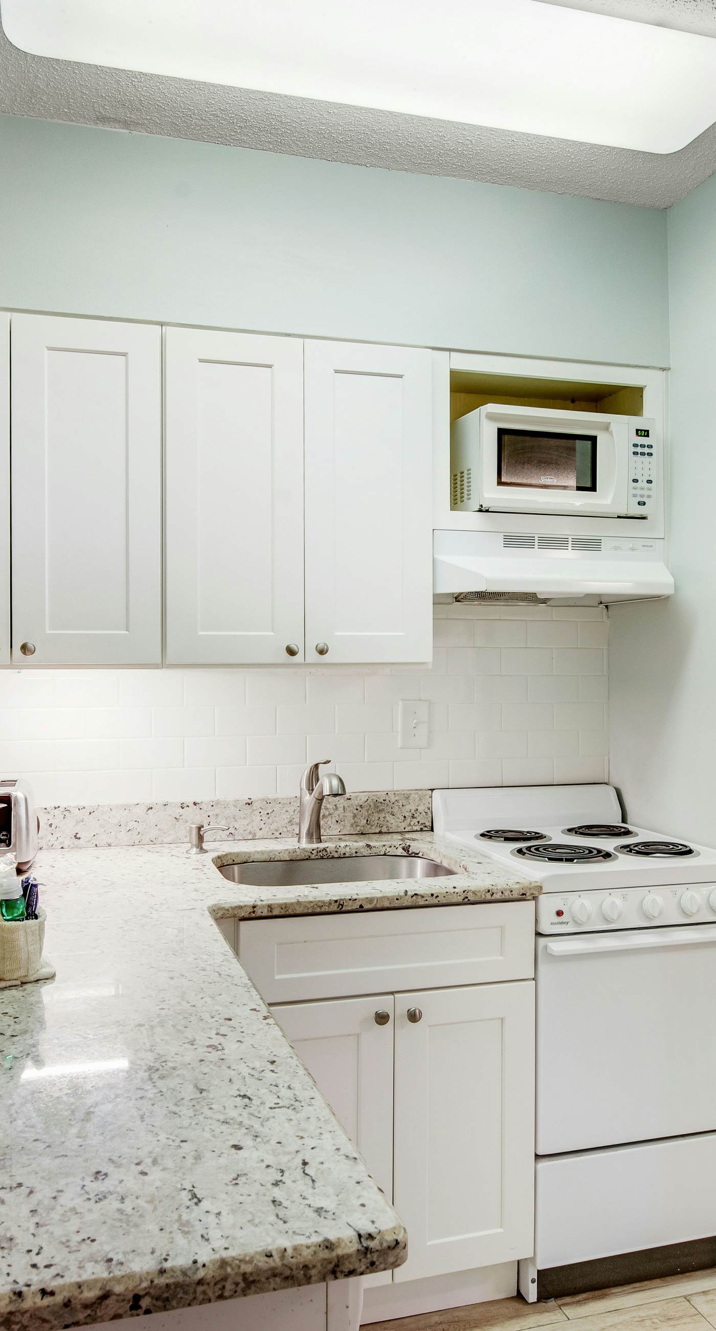 Fifth floor oceanfront studio with central AC, WiFi, pools and gym