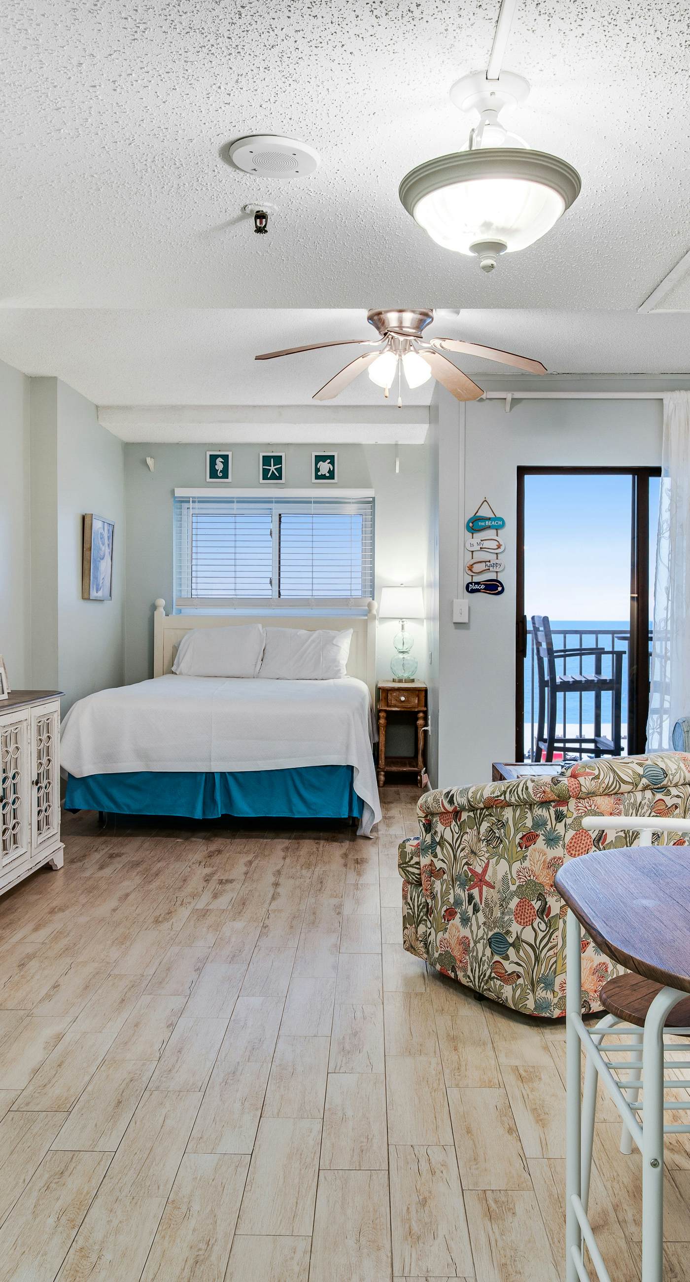 Fifth floor oceanfront studio with central AC, WiFi, pools and gym