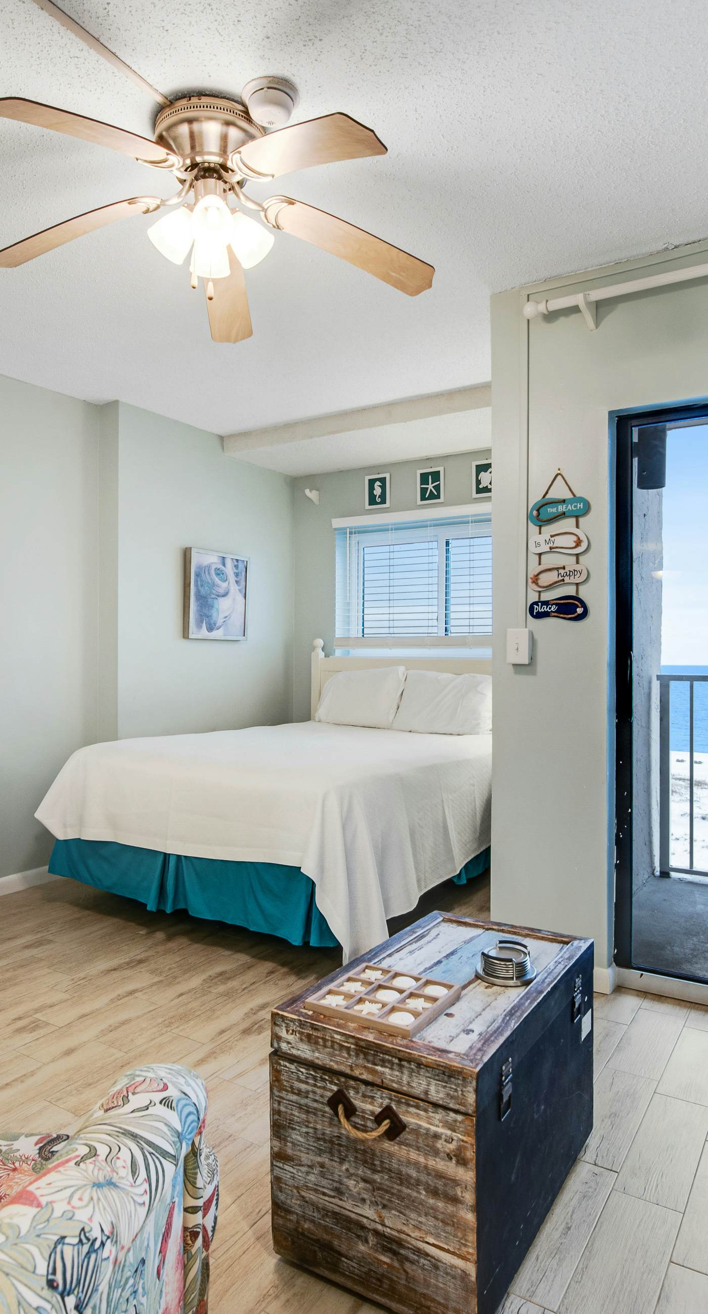 Fifth floor oceanfront studio with central AC, WiFi, pools and gym