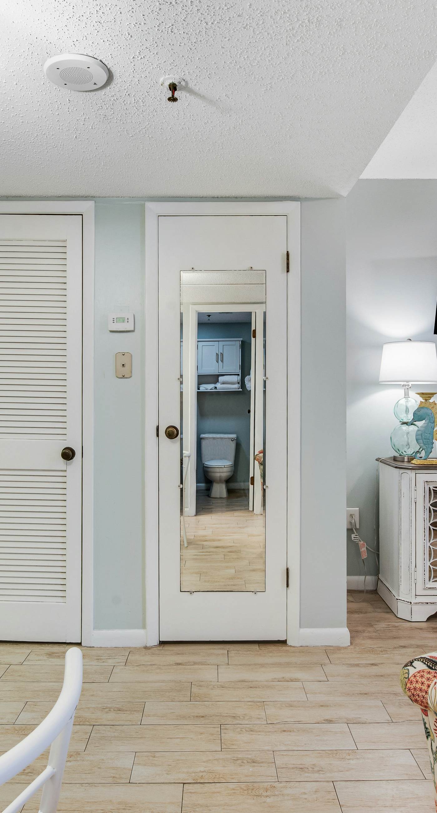 Fifth floor oceanfront studio with central AC, WiFi, pools and gym