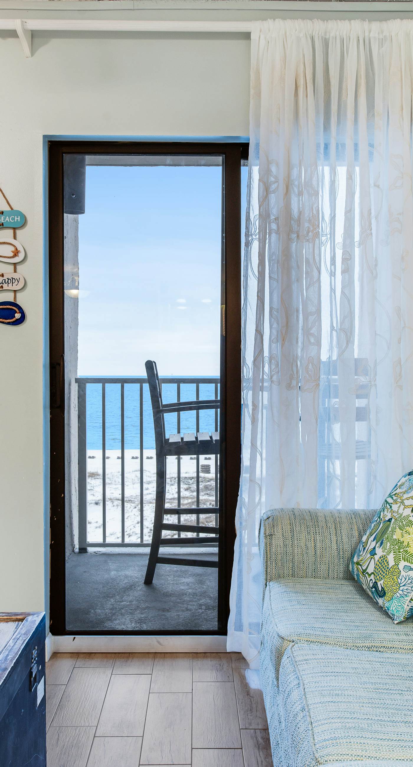 Fifth floor oceanfront studio with central AC, WiFi, pools and gym