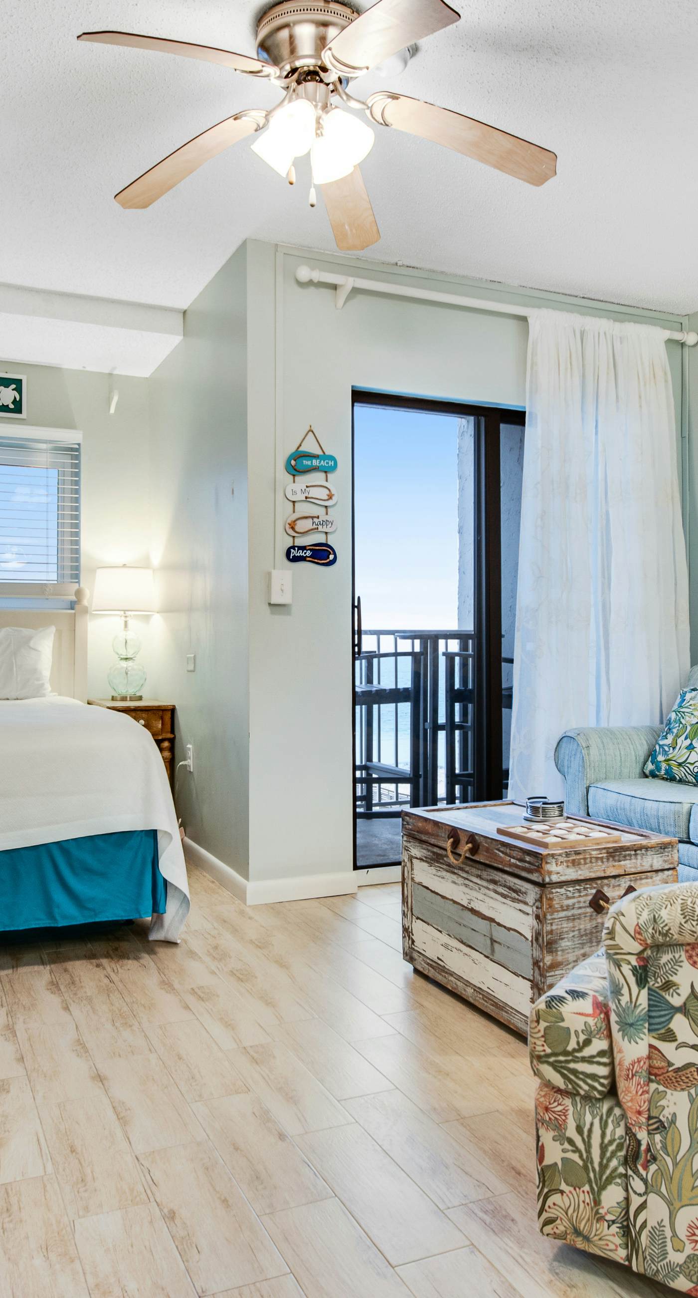 Fifth floor oceanfront studio with central AC, WiFi, pools and gym