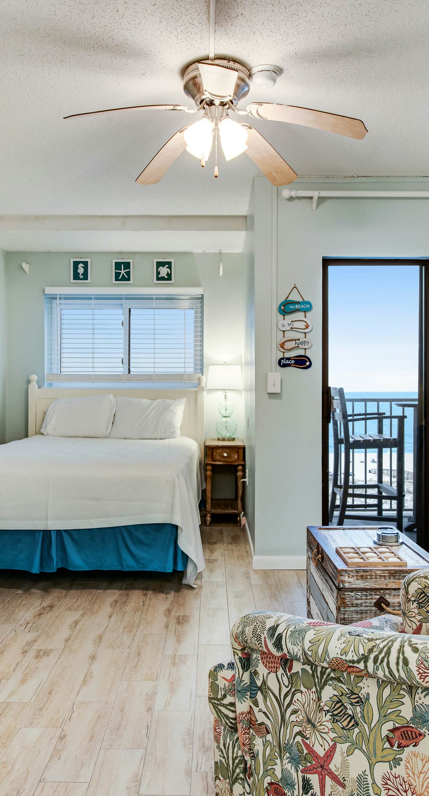 Fifth floor oceanfront studio with central AC, WiFi, pools and gym