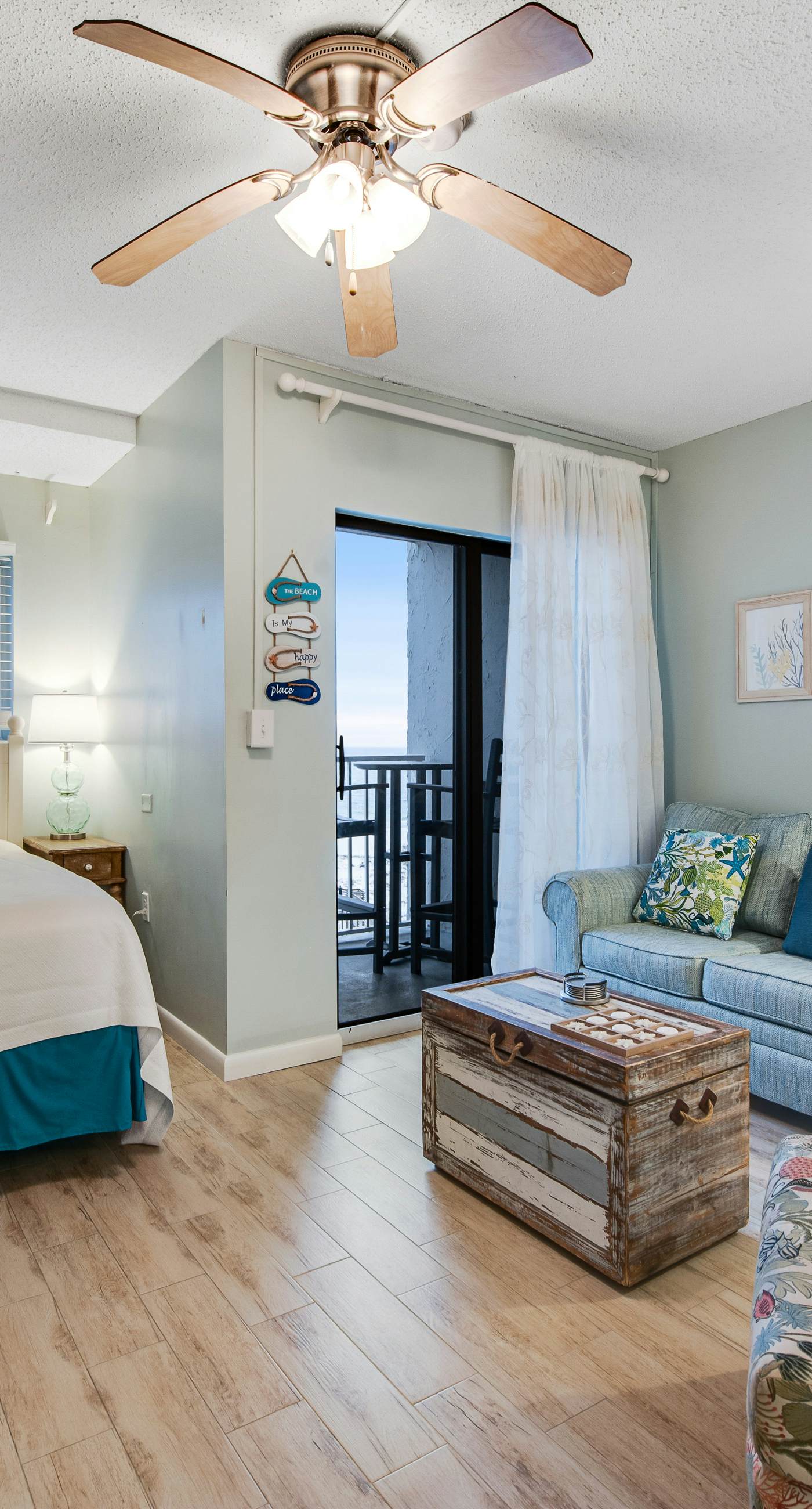 Fifth floor oceanfront studio with central AC, WiFi, pools and gym