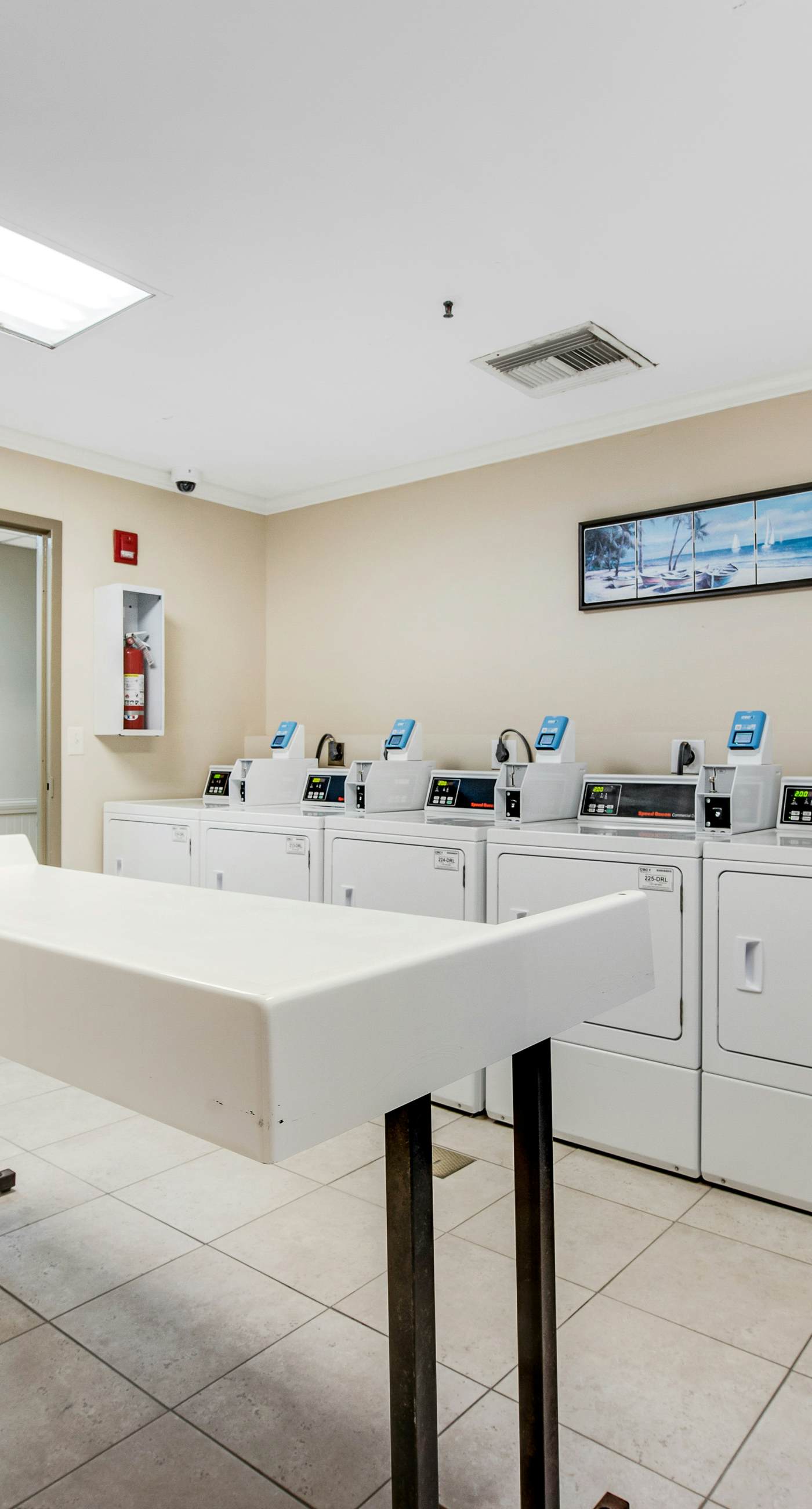 Fifth floor oceanfront studio with central AC, WiFi, pools and gym