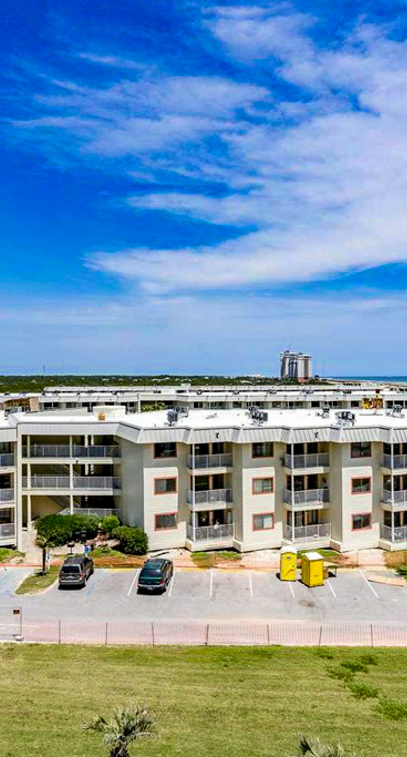 Fifth floor oceanfront studio with central AC, WiFi, pools and gym