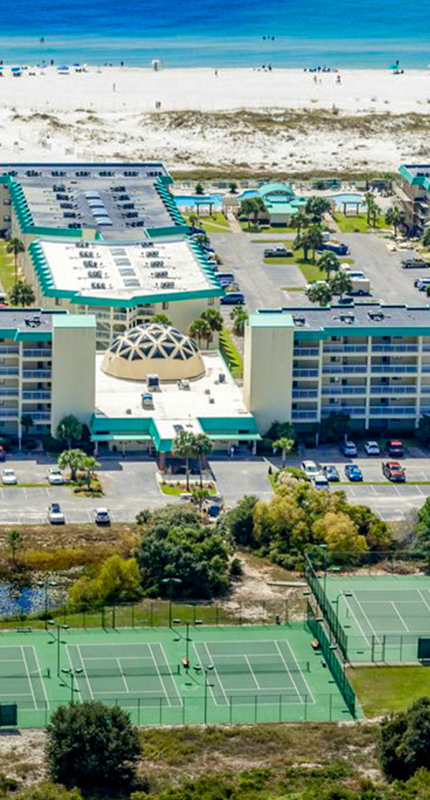 Fifth floor oceanfront studio with central AC, WiFi, pools and gym