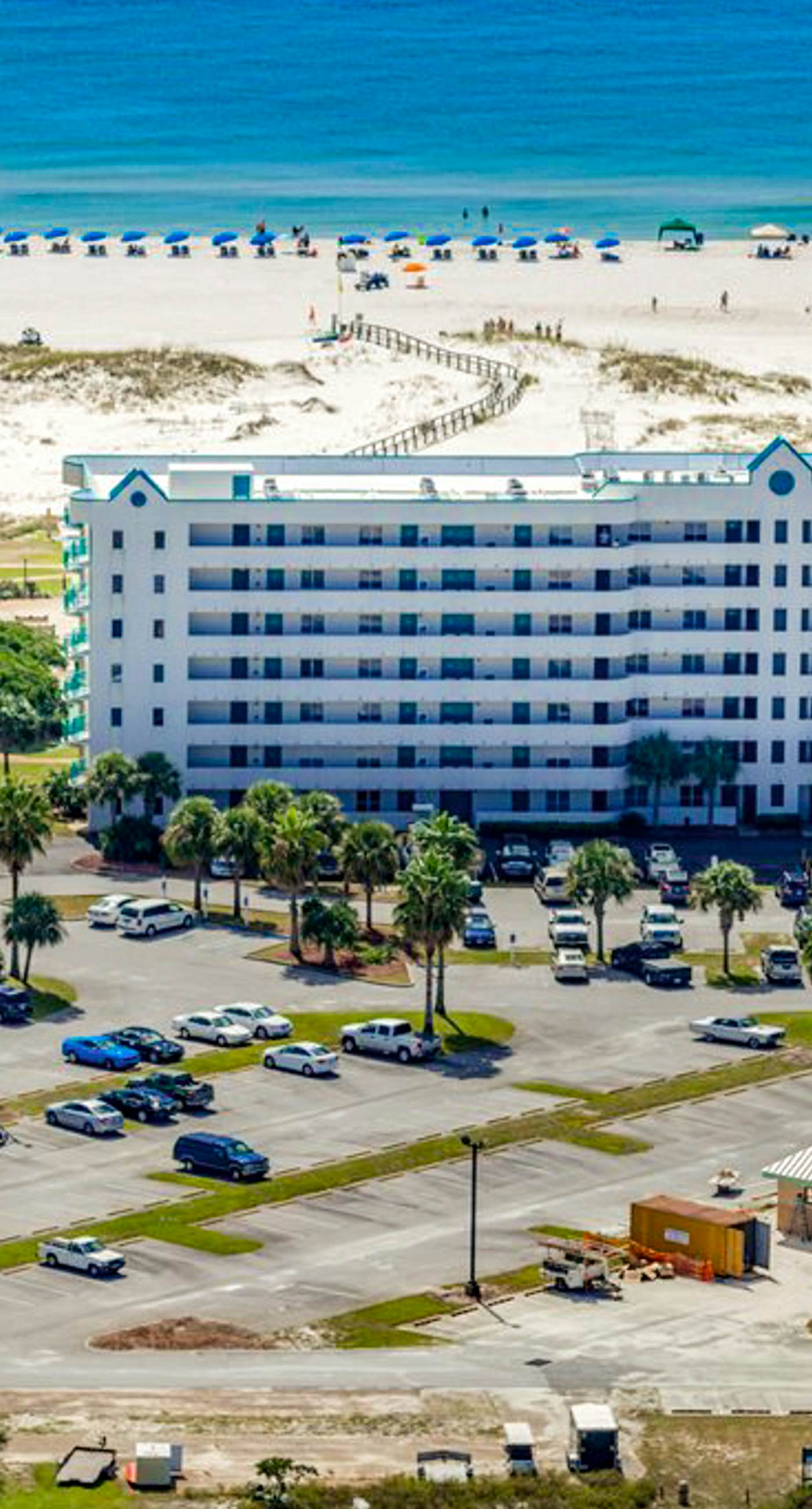 Fifth floor oceanfront studio with central AC, WiFi, pools and gym