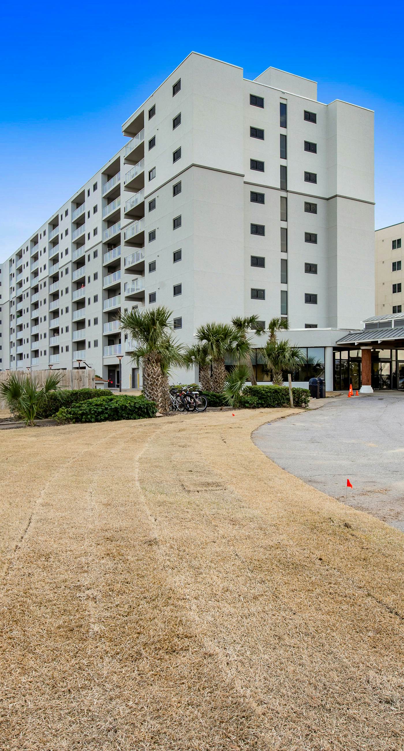 Fifth floor oceanfront studio with central AC, WiFi, pools and gym