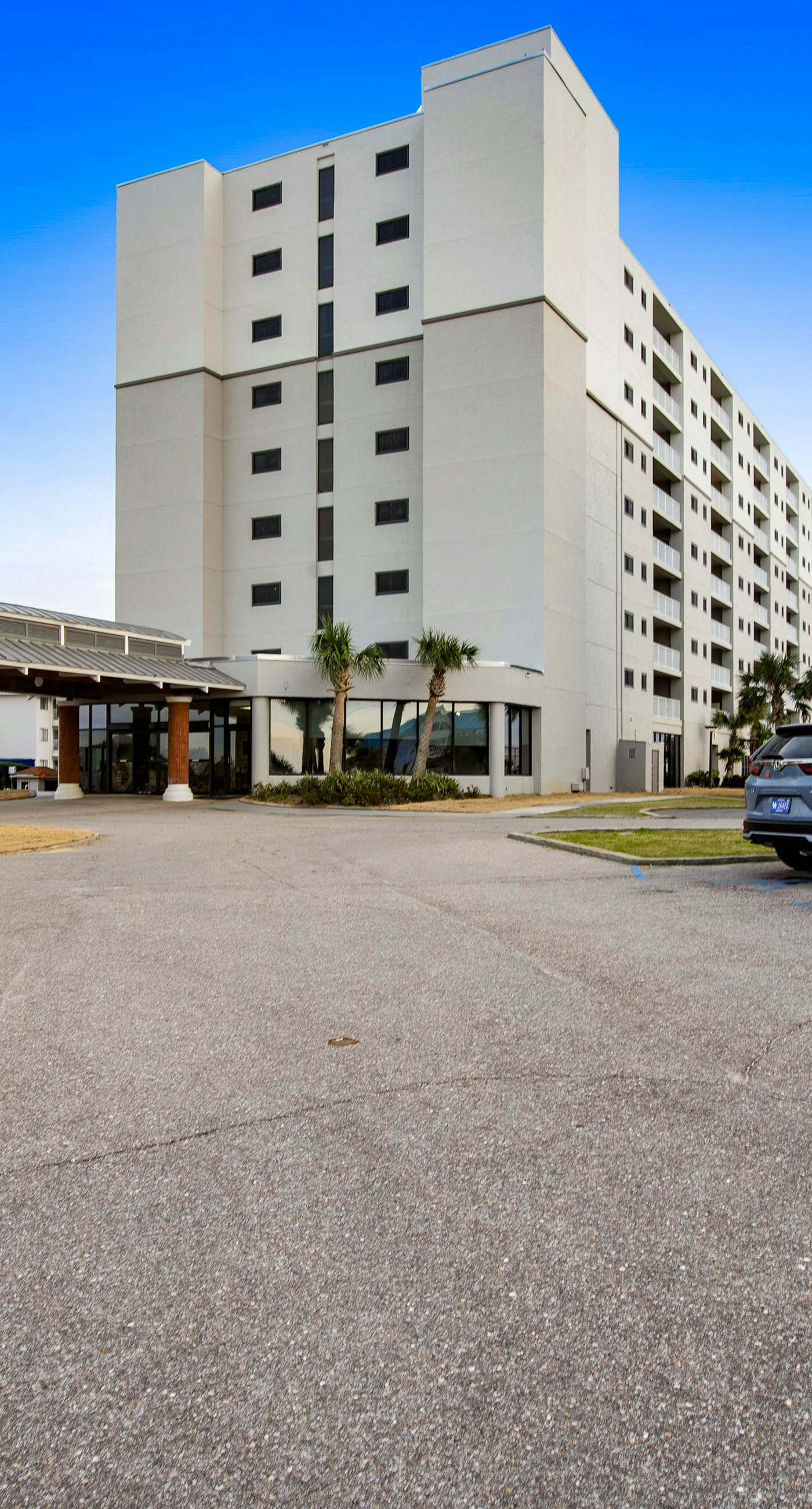 Fifth floor oceanfront studio with central AC, WiFi, pools and gym